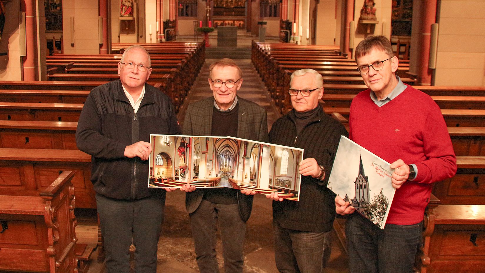 Perspektive und Panorama: Das Prunkstück des Bildbandes, den (v. r.) Georg Kaiser, Josef Lamozik, Joachim Minten und Franz Steier präsentieren. (c) Dorothée Schenk