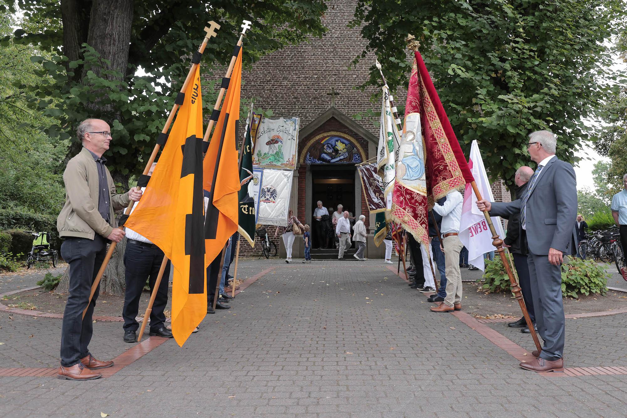 Vor dem Eingang der Kirche standen die Fahnenträger Spalier.