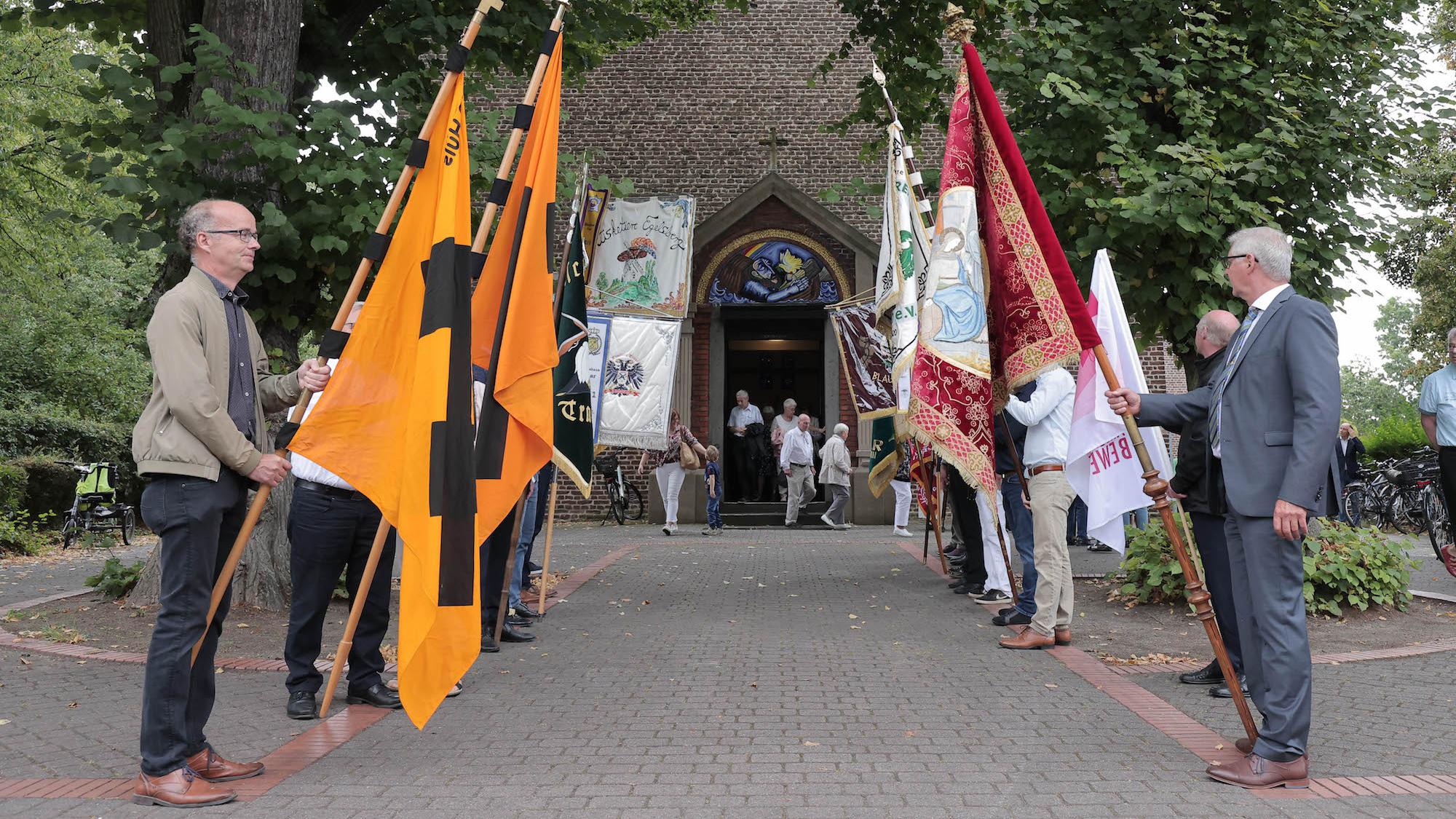 Vor dem Eingang der Kirche standen die Fahnenträger Spalier. (c) Dirk Jochmann