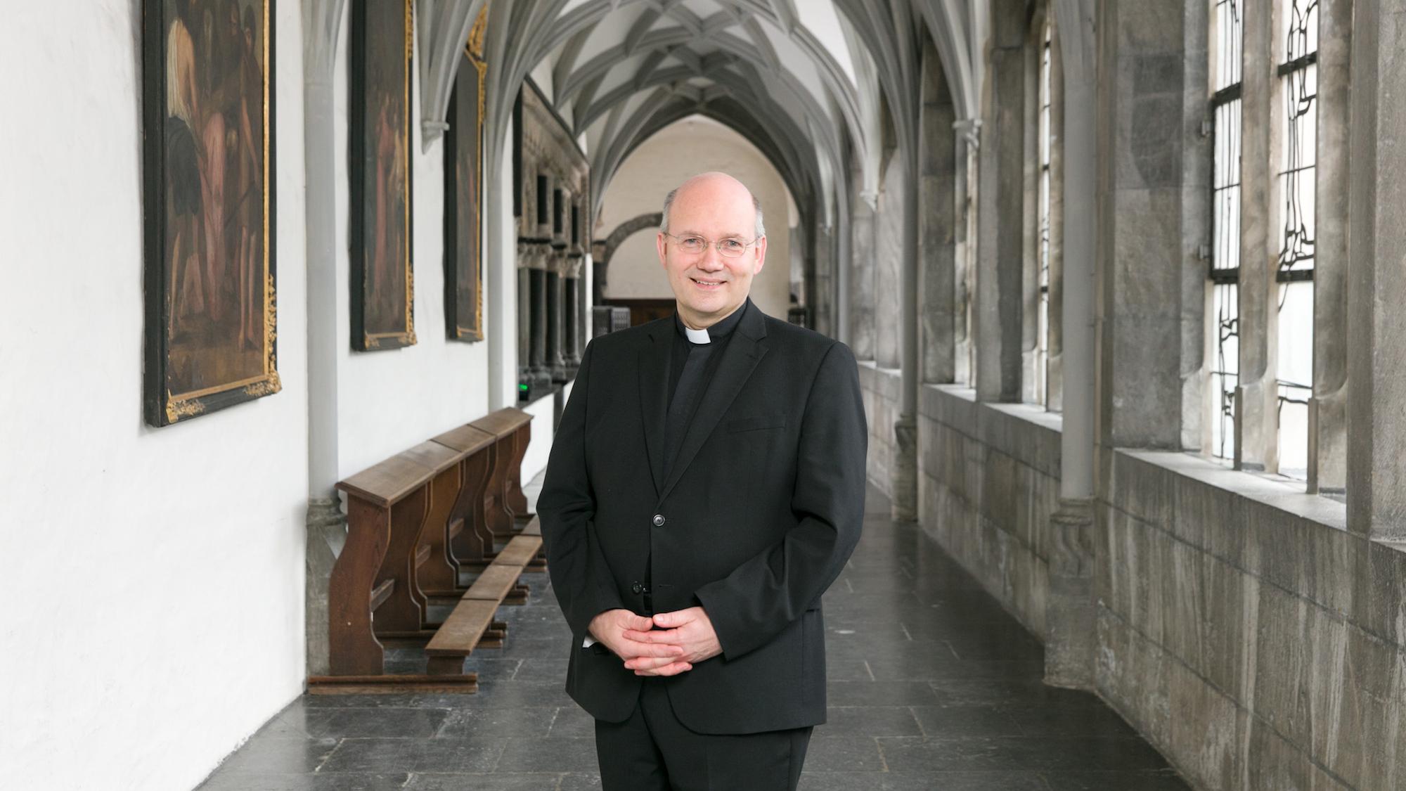 Bischof Helmut Dieser im Kreuzgang des Aachener Doms. (c) Bistum Aachen/Carl Brunn