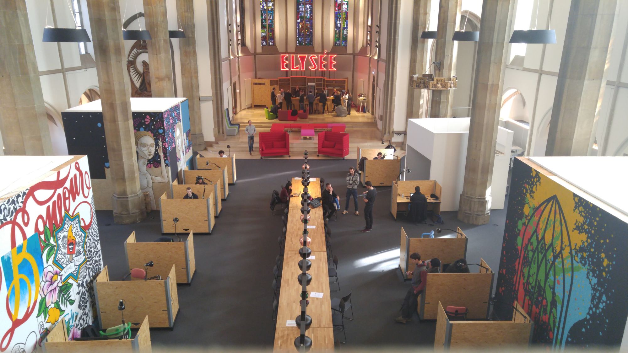 Das besondere Umfeld der ehemaligen Kirche empfinden viele der Nutzer als inspirierend. (c) Verein digital Hub Aachen