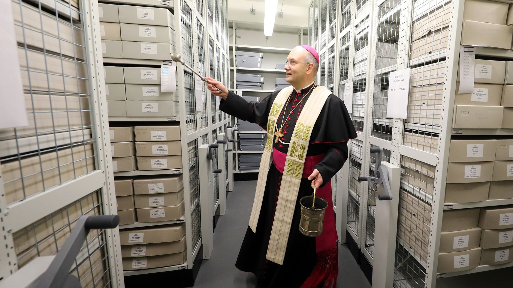 Vor Kurzem segnete Bischof Helmut Dieser die Archivräume ein. (c) Bistum Aachen/Andreas Steindl