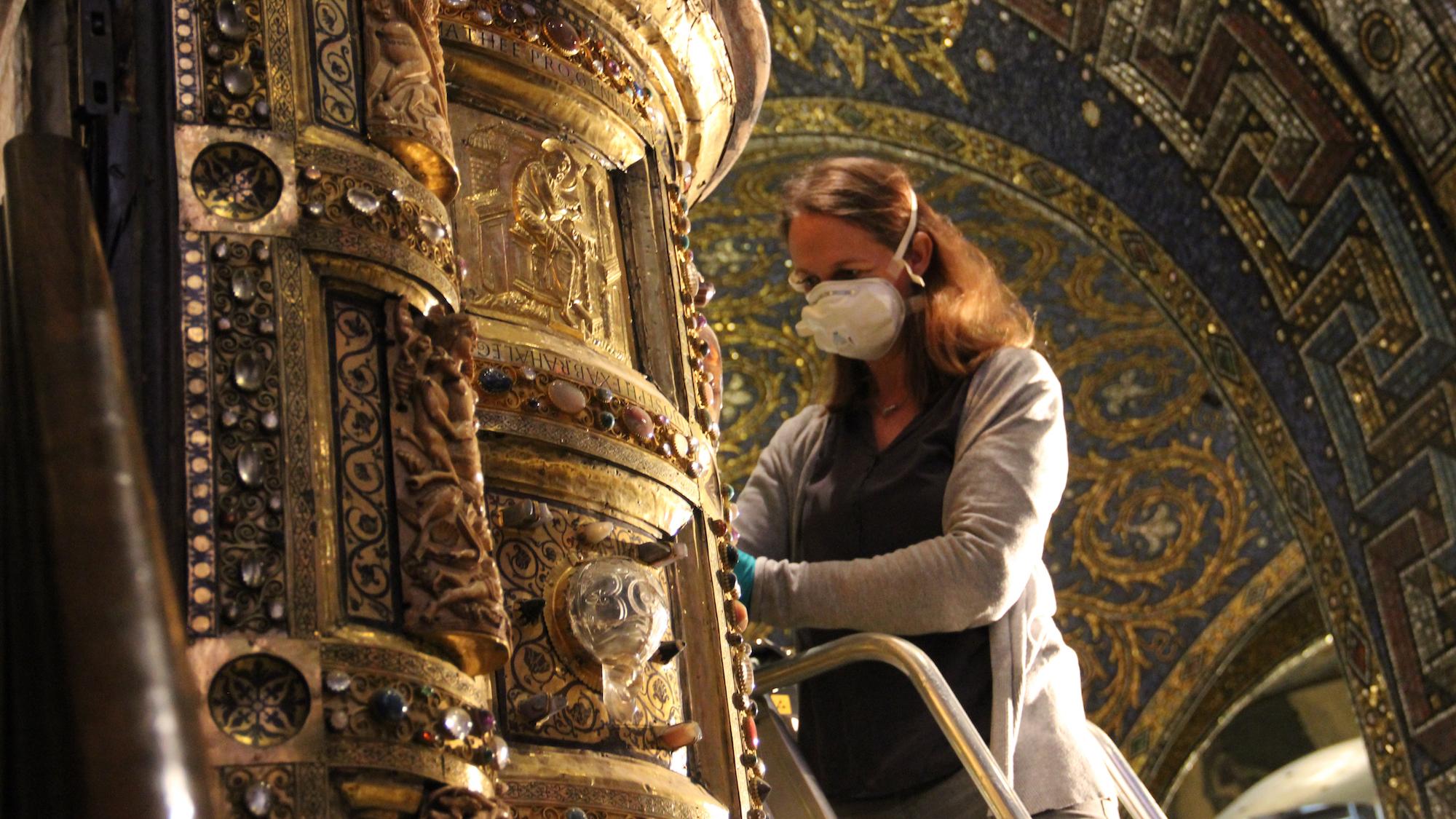 Restauratorin Stefanie Korr bei der Arbeit am Ambo Heinrichs II. in der Chorhalle (c) Andrea Thomas