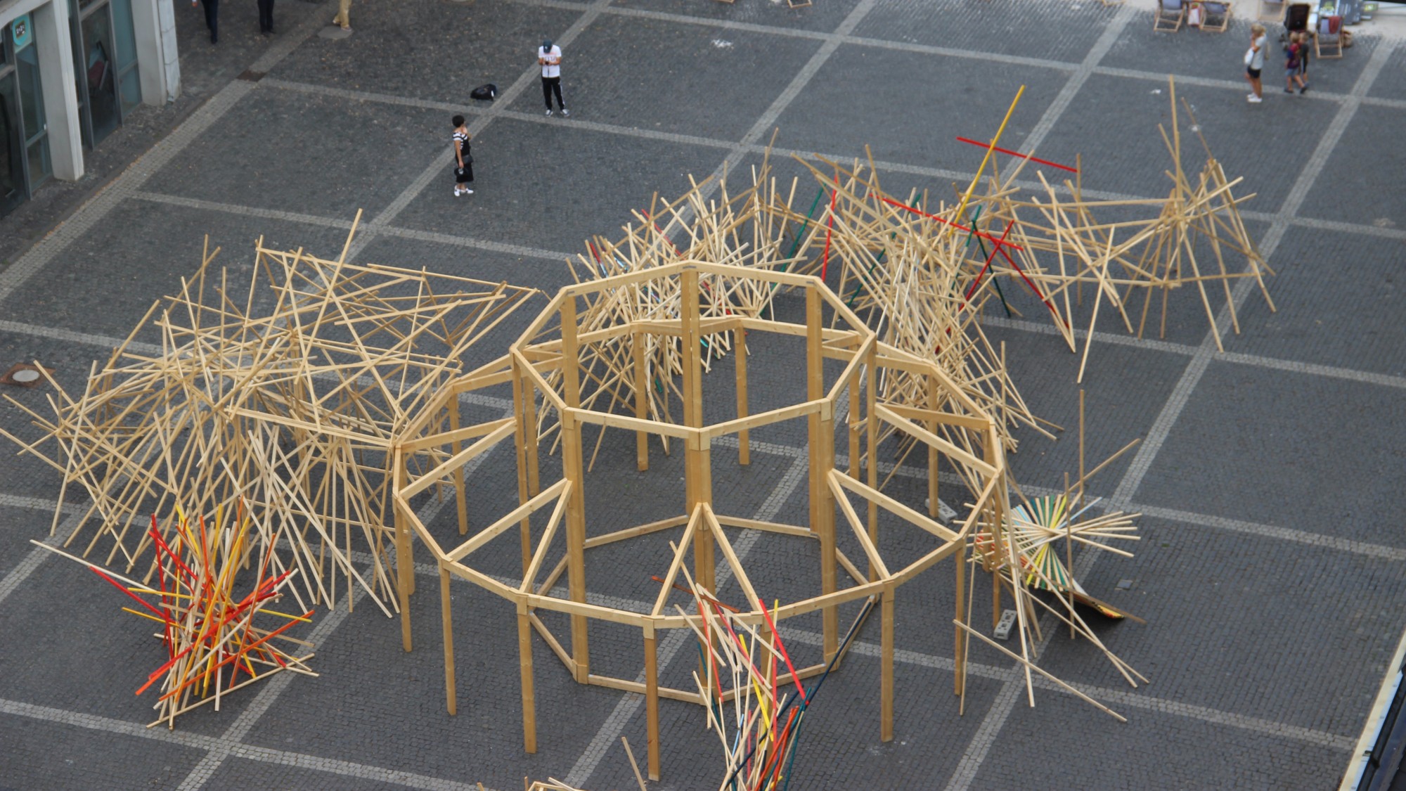 Auf dem Hof der Domsingschule entstand ein Holzmodell des Dom-Oktogons. (c) Andrea Thomas