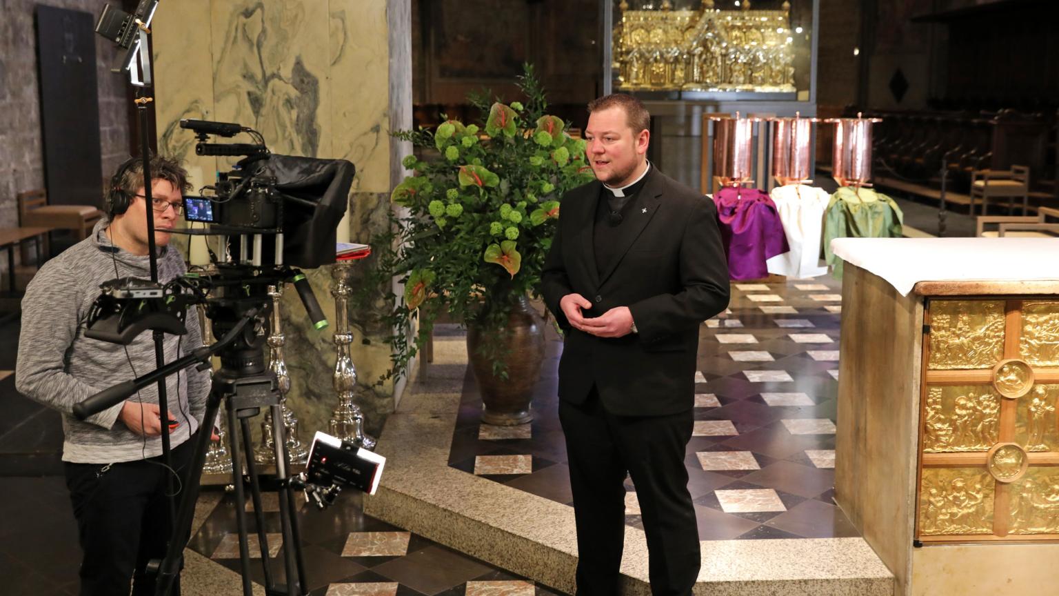 Geistliche Impulse gehen auch in diesem Jahr vom Aachener Dom aus. Vier Geistliche, unter ihnen Domvikar Thomas Schlütter, sprechen kurze Videos ein. (c) Domkapitel Aachen/Andreas Steindl