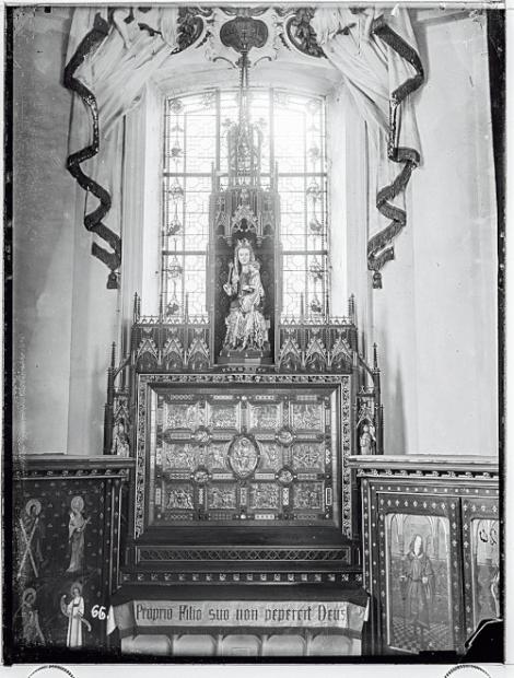 Die Pala d’oro mit altem Rahmen ist das Zentrum des Altares in der Ungarnkapelle, die seit 1881 Schatzkammer war. Erst 1902 wandert die goldene Tafel auf den Hauptaltar im Chor und tauscht den Platz mit dem Gnadenbild. (c) Fotosammlung der Aachener Domschatzkammer