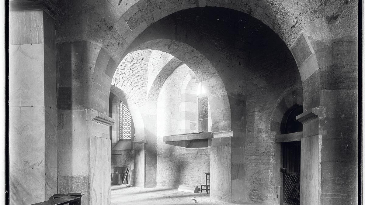 Der Balkon befand sich zu Beginn des 20. Jahrhunderts im Fenster des Nordjochs des Obergeschosses des Sechzehnecks. Er war die Verbindung für Materialtransporte. (c) Fotosammlung der Aachener Domschatzkammer