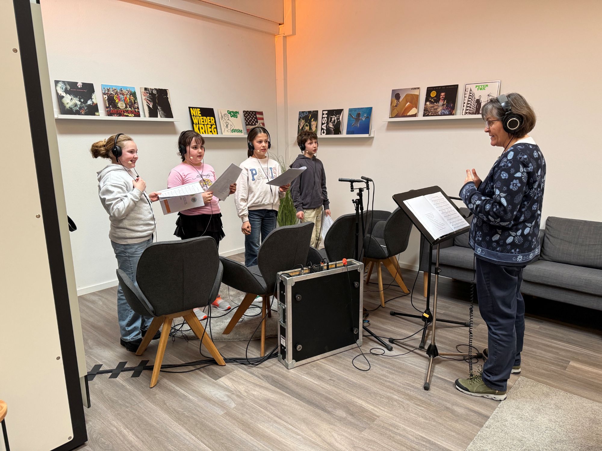 Volle Verkabelung, volle Konzentration: Gemeinsam mit Schulleiterin Irma Wüller ging es gruppenweise ins Tonstudio. (c) Daniela Lövenich