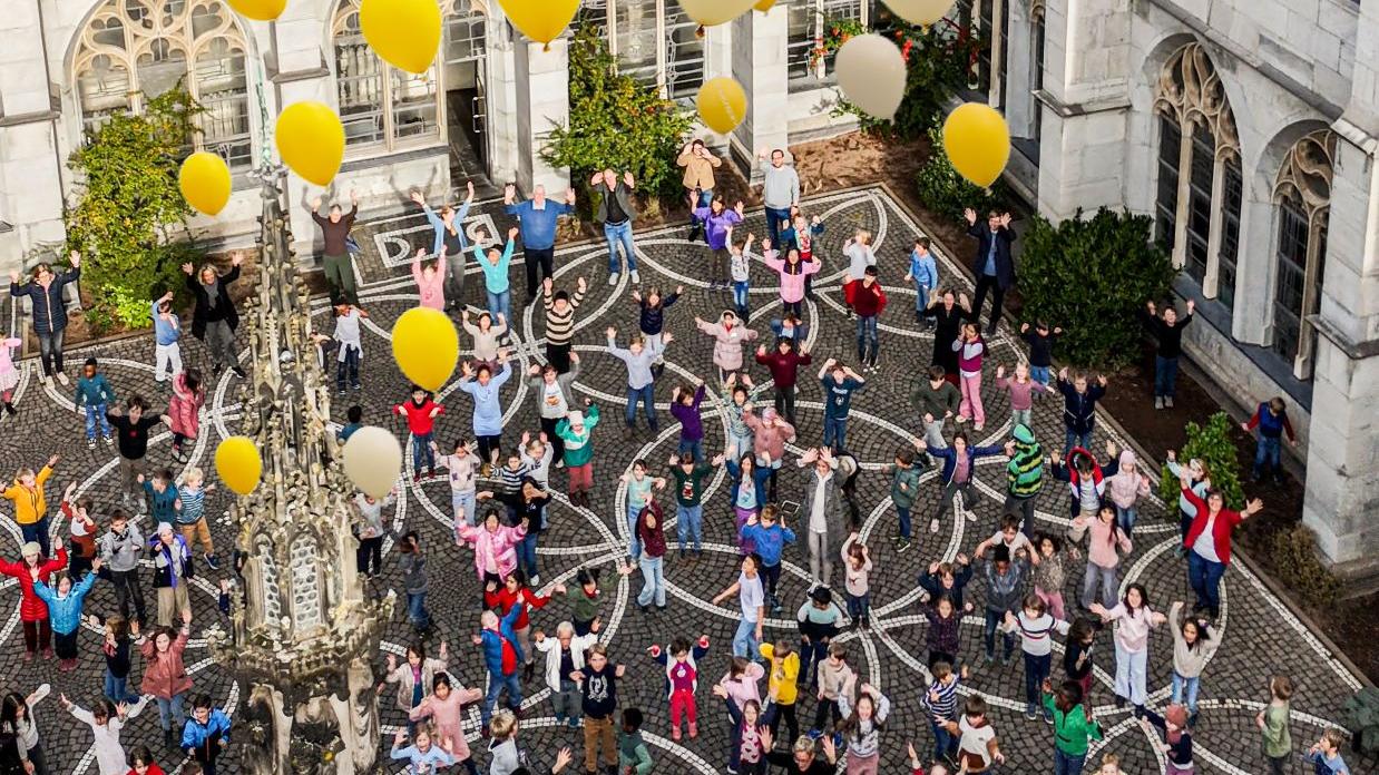 Öcher Platt im Höhenflug - die Kinder der Domsingschule feiern den Thouet-Mundartpreis mit einem bunten Luftballonstart. (c) Carabin Praß Creatives | Christian van ´t Hoen