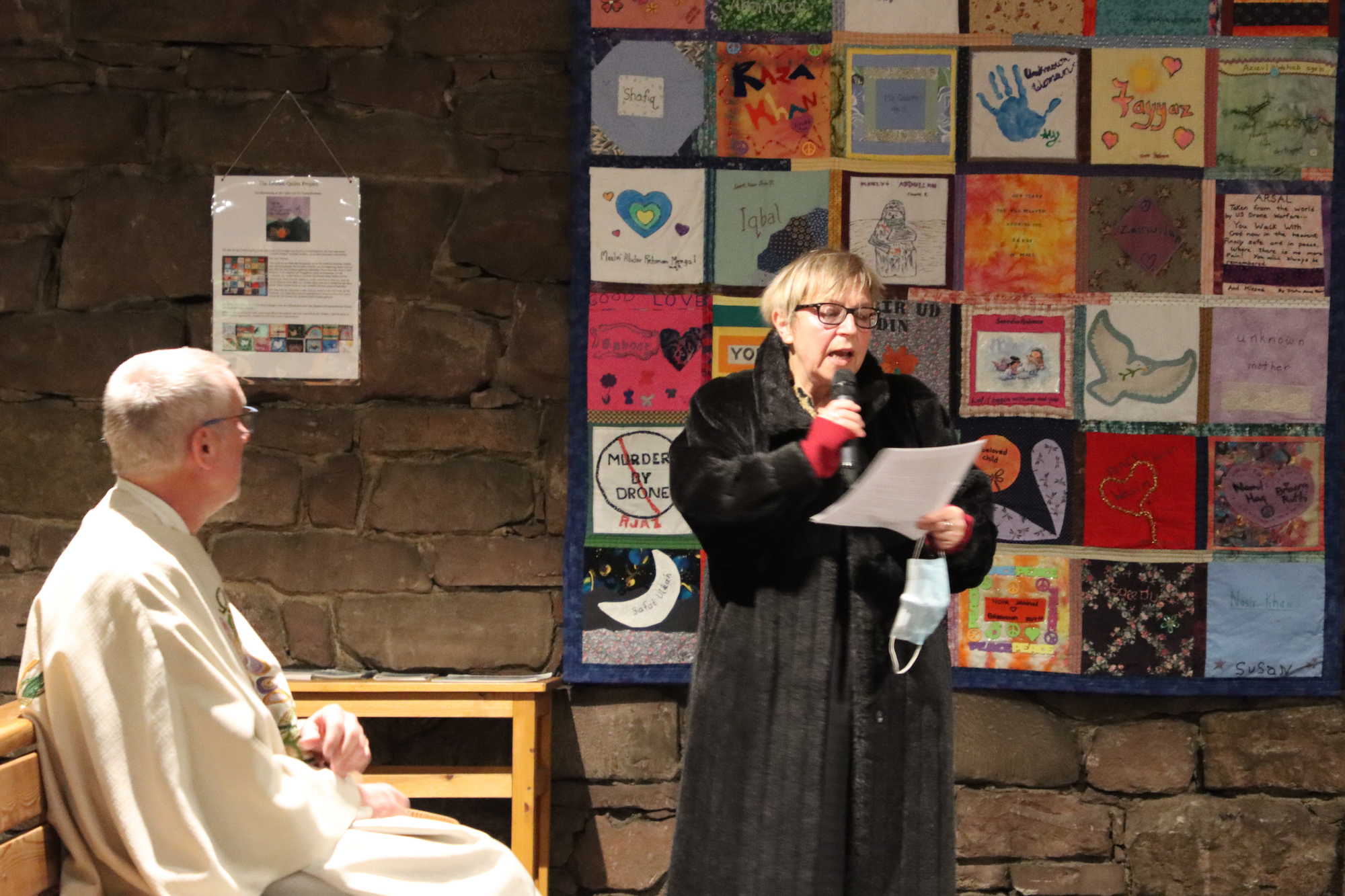 Im Gottesdienst erläutert Galeristin Anne Bergmann die Hintergründe zur Präsentation der Quilts. (c) Dorothée Schenk