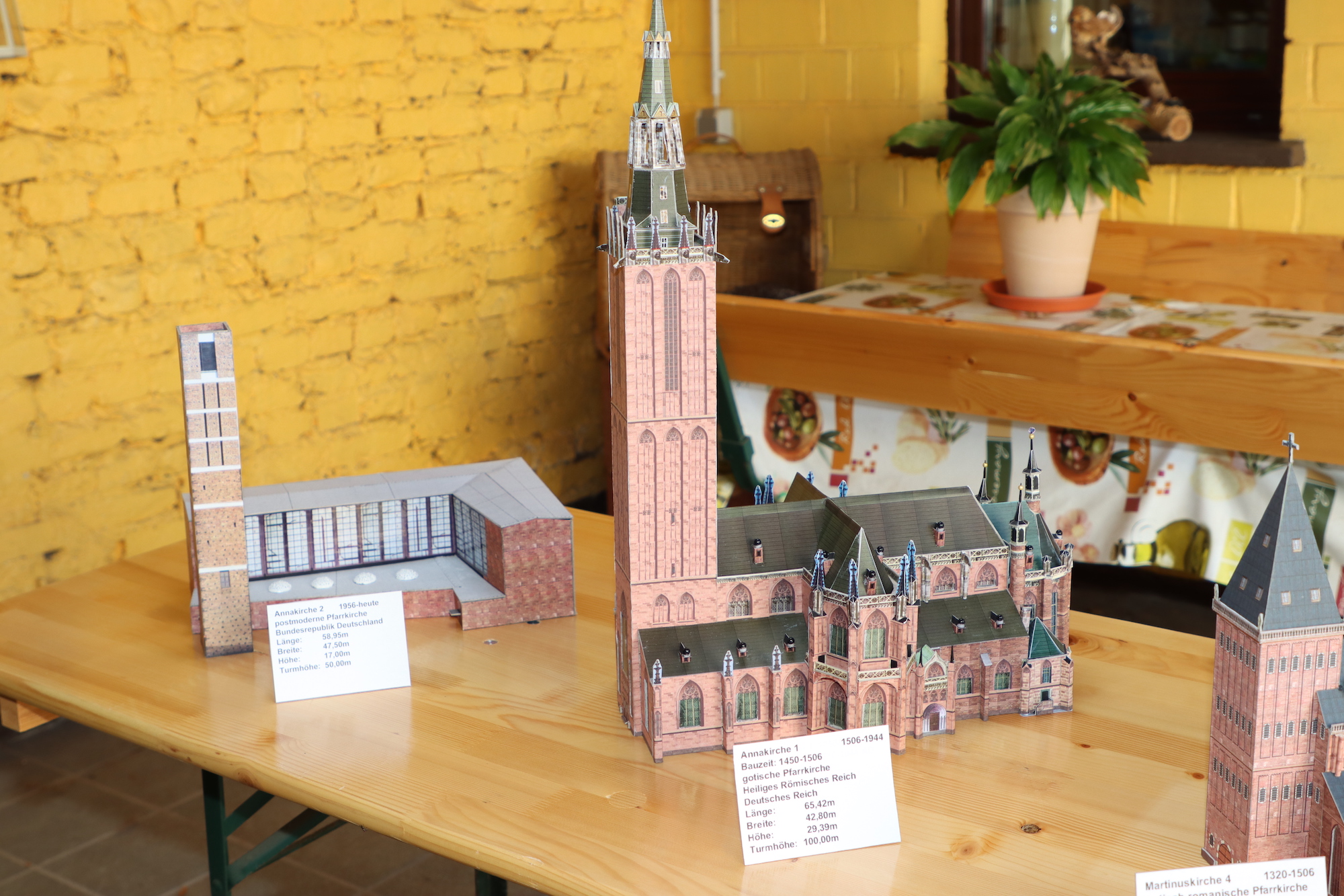 Eine Version der Martinskirche sowie die beiden Nachfolgermodelle der Annakirche auf einen Blick. (c) Arne Schenk