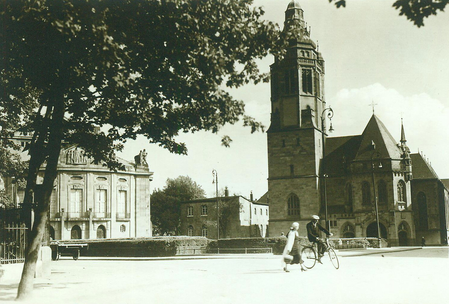 Die Dürener Marienkirche und das Stadttheater vor dem Luftangriff: Heute erinnert nur noch der massive Turm der Kirche an den Luftangriff. (c) Stadt- und Kreisarchiv Düren