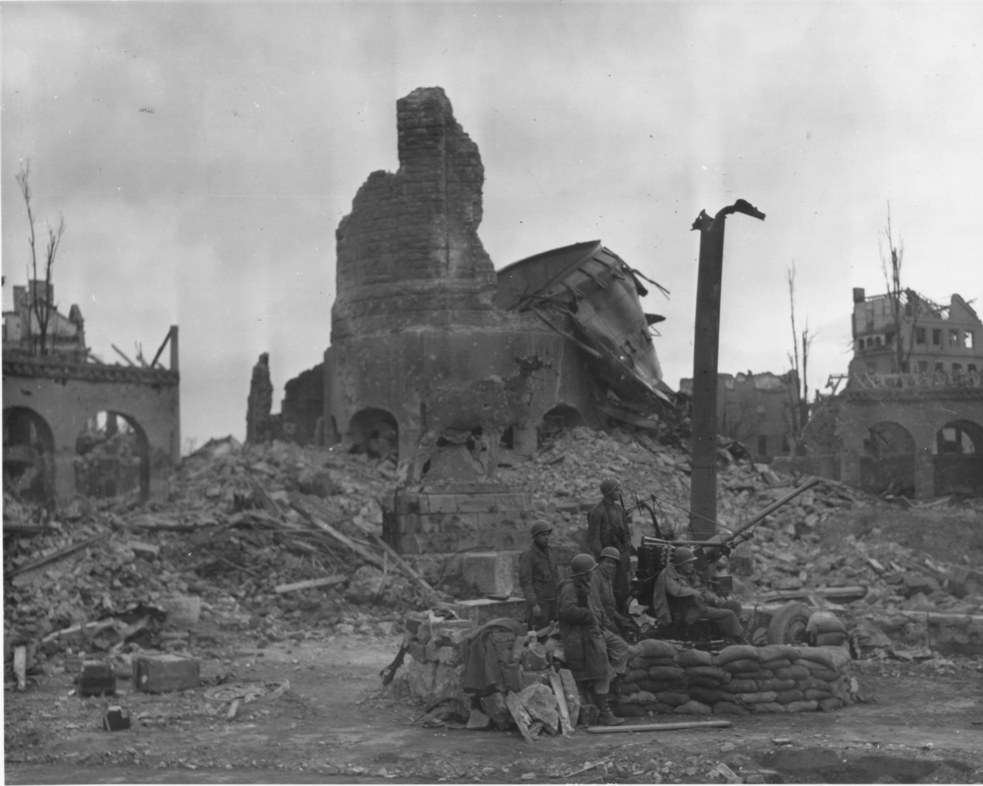 Vor dem zerstörten Wasserturm bezog Anfang 1945 eine amerikanische Flugabwehrkanone Stellung. Die Stadt war eine Geisterstadt. (c) Stadt- und Kreisarchiv Düren