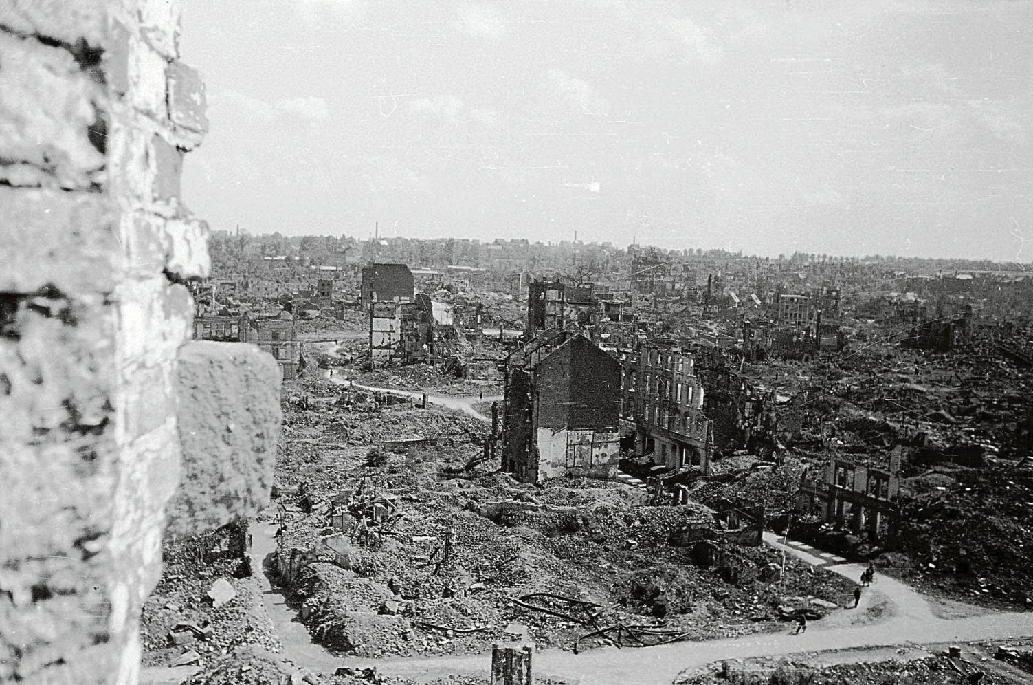 Ein Blick vom Turm der Dürener Marienkirche auf das nicht mehr vorhandene historische Stadtzentrum. (c) Stadt- und Kreisarchiv Düren