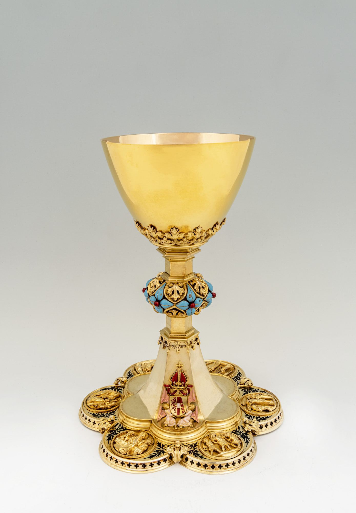 Kaiser Franz-Josef I. stiftete diesen goldenen Kelch im Gedenken an seine verstorbene Mutter. (c) Domschatzkammer Aachen/Anne Gold