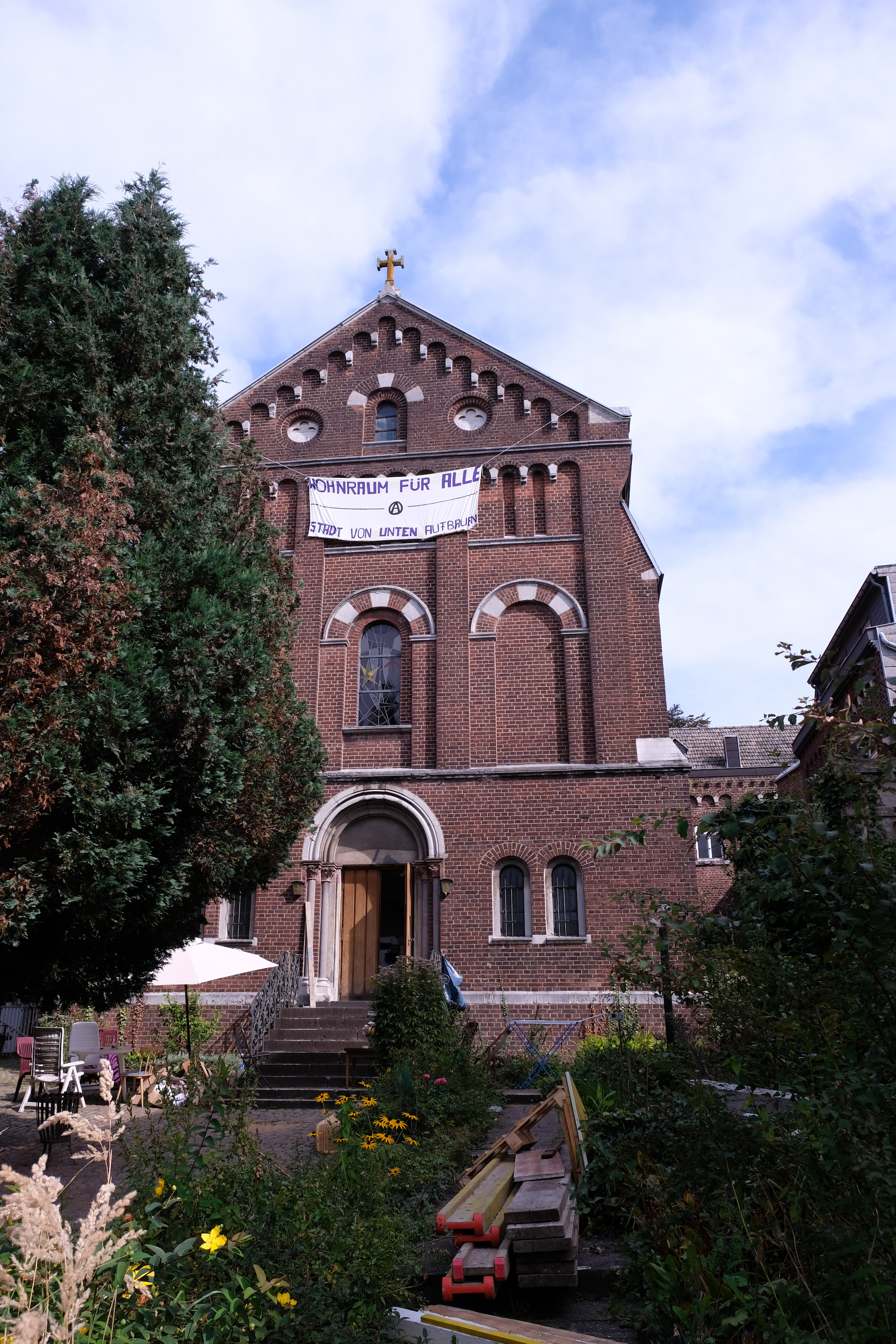 „Wohnraum für alle“ – seit 21. August ist das ehemalige Kloster des Karmelitinnen-Ordens besetzt (c) Rauke Bornefeld