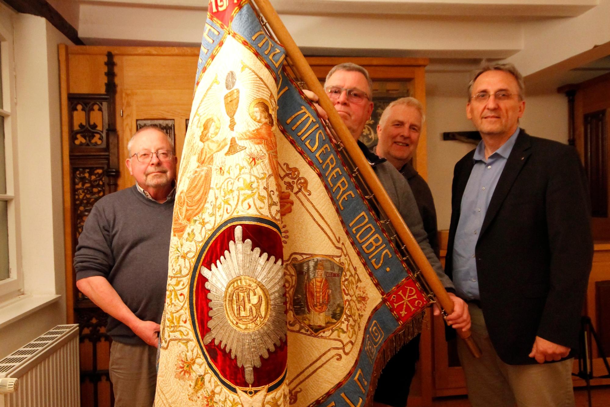 Burkhard Schroers, Peter Scheepers, Guido Grefen, Stefan Lennackers   (v. l.) und Fahne.