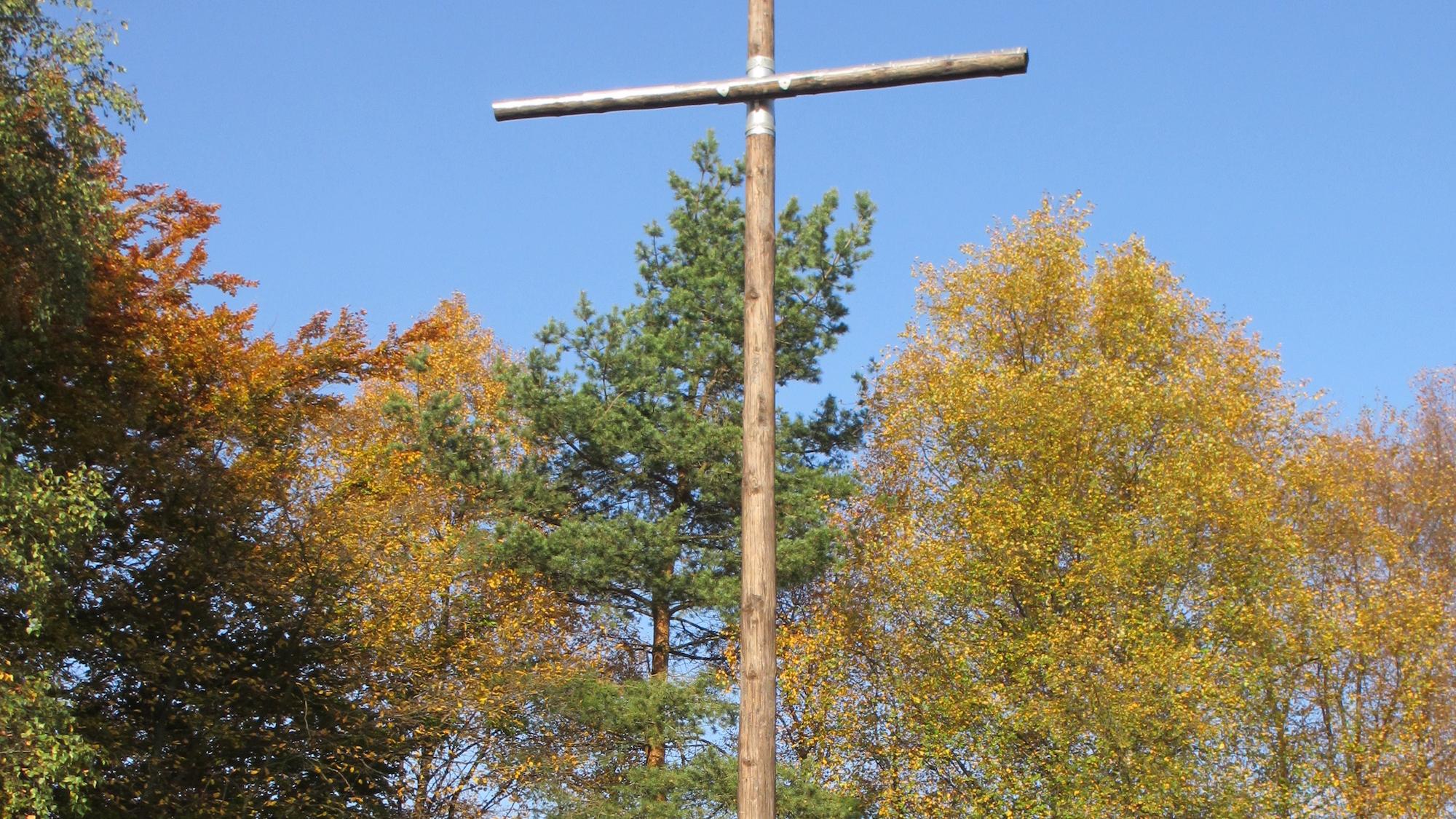 Hoch ragt das Kreuz als Zeichen des Friedens in den Eifler Himmel. (c) Erwin Finken