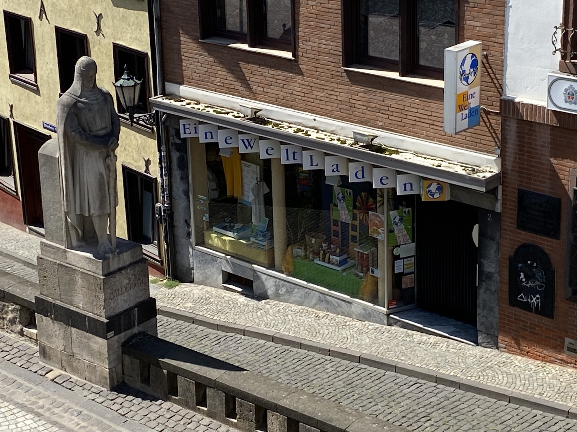 Der Eine-Welt-Laden liegt an der Abteistraße. Direkt neben der Statue des Gründers von Mönchengladbach, Graf Balderich. (c) Garnet Manecke
