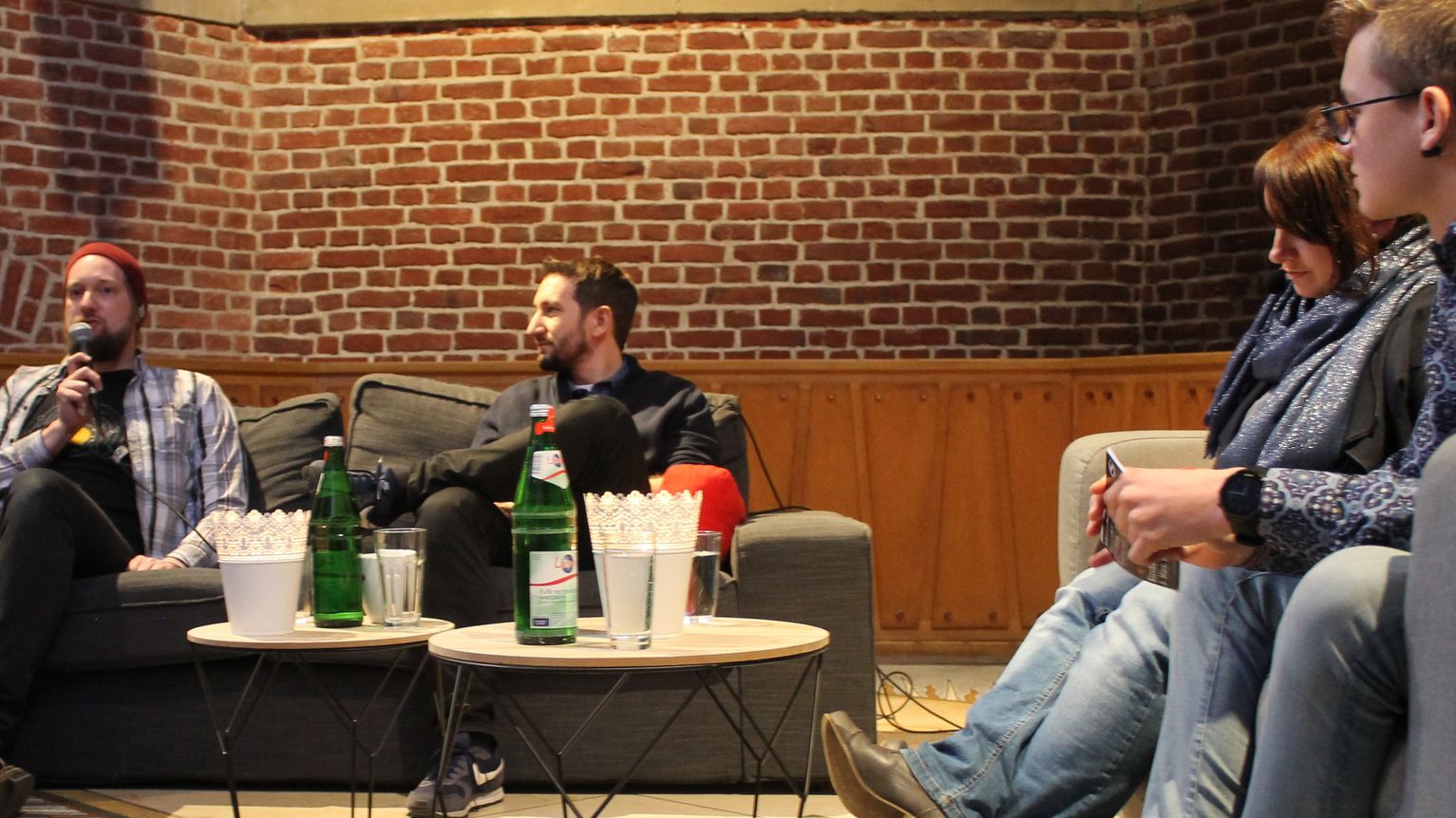 Jan Scheunemann (l.) und Matthias Fritz mit den Moderatoren Pia Schneider und Jonte. (c) Kathrin Albrecht