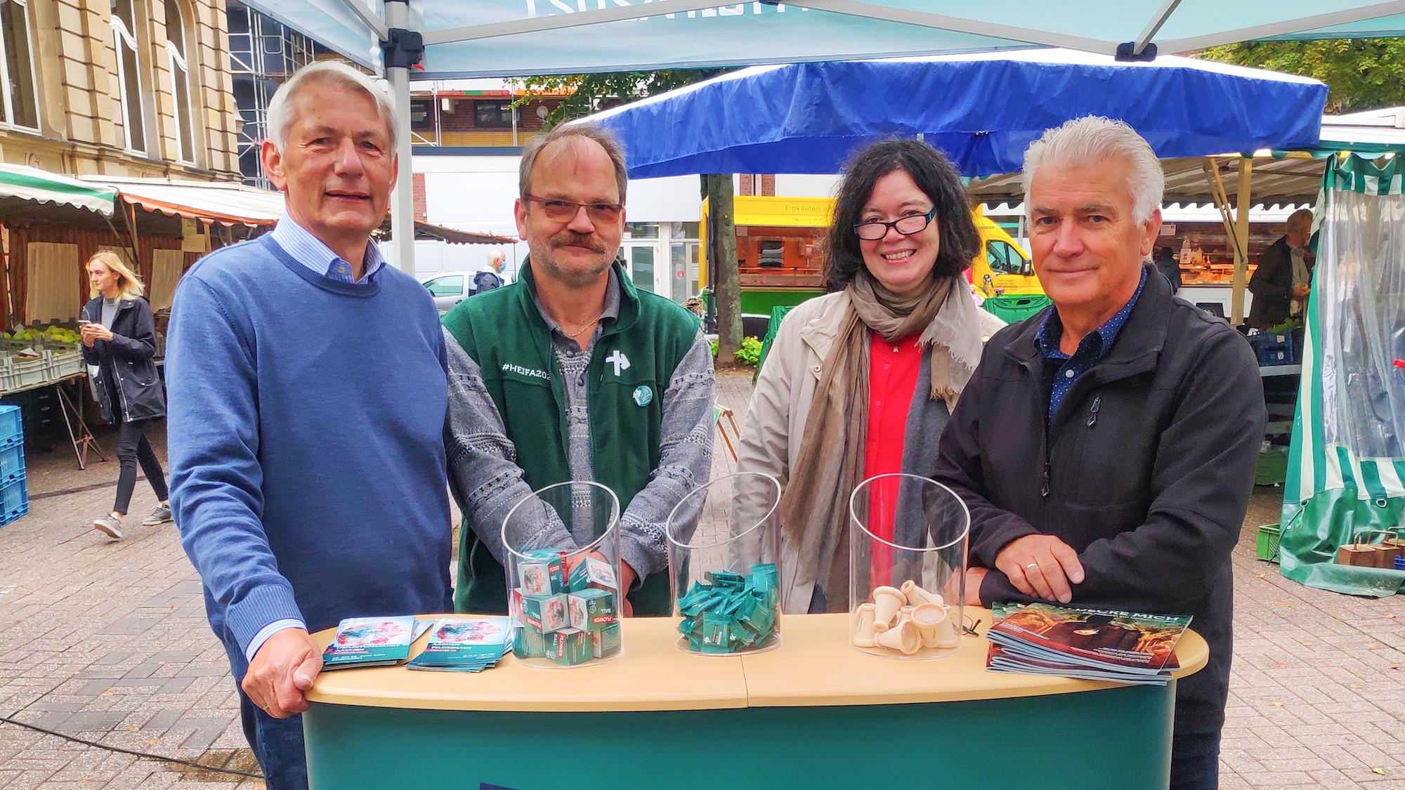 Wolfhard Hübscher, Joachim Hark, Judith Rahmrath und Kurt Offermann (v. l.) sind vier der rund 30 Ehrenamtler, die mit dem Entdecker-Mobil im Bistum unterwegs sind. (c) Ann-Katrin Roscheck