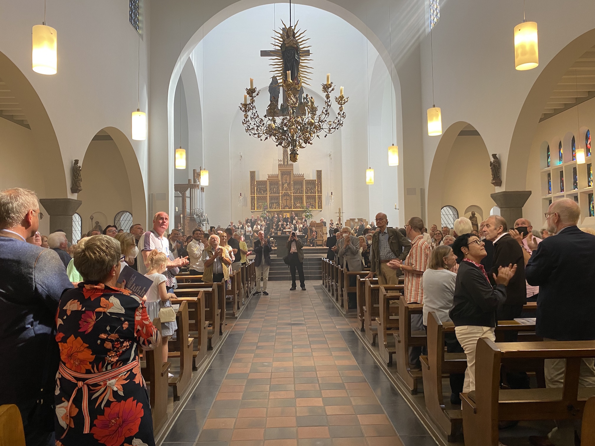 Am Ende des Festgottesdienstes applaudierten die Besucher dem Kantor Stefan Emanuel Knauer, dem Orgelbauer und den vielen Spendern. (c) Garnet Manecke