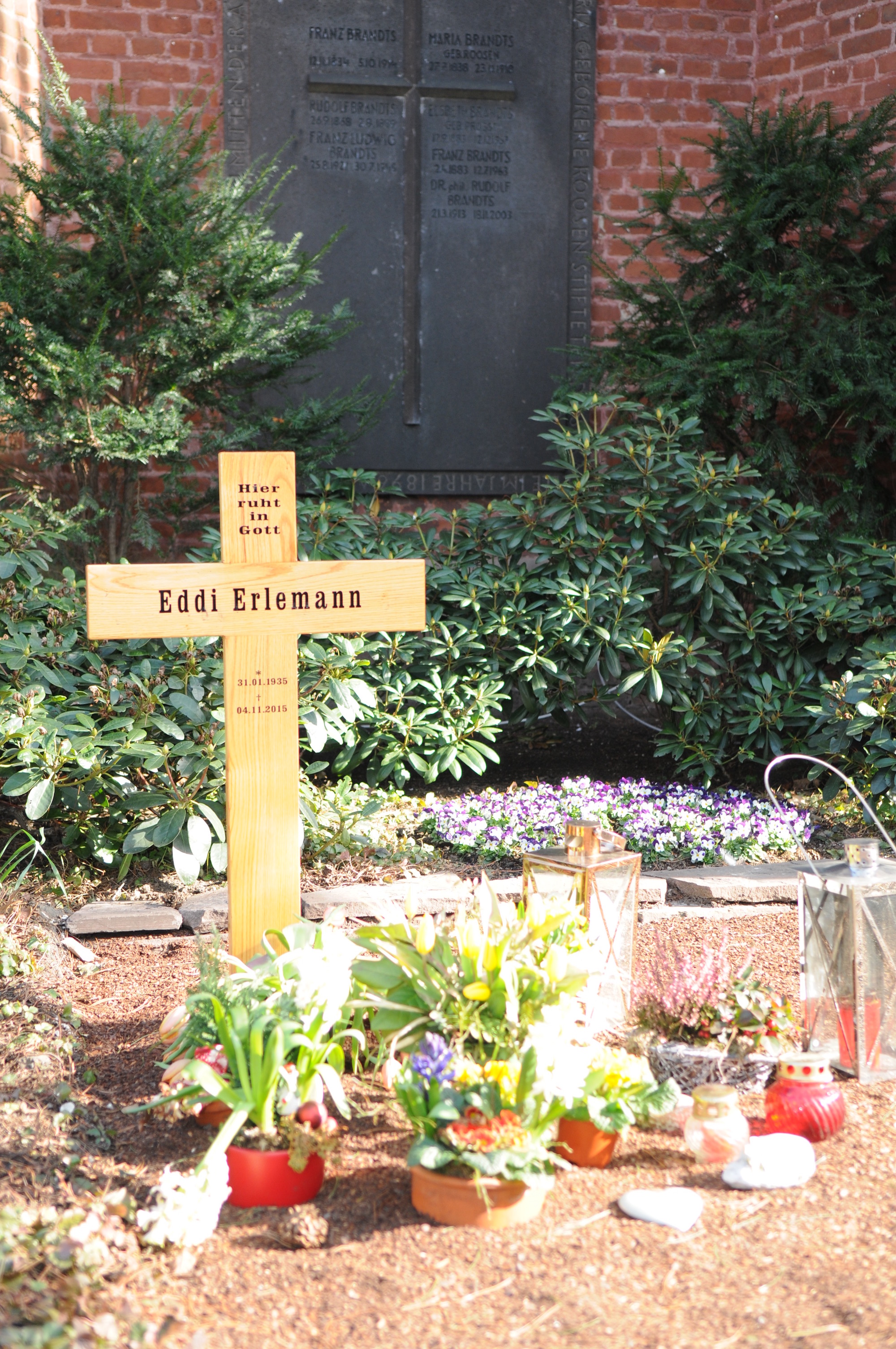 Ein schlichtes Holzkreuz erinnerte nach der Beerdigung an Eddi Erlemann. (c) Garnet Manecke