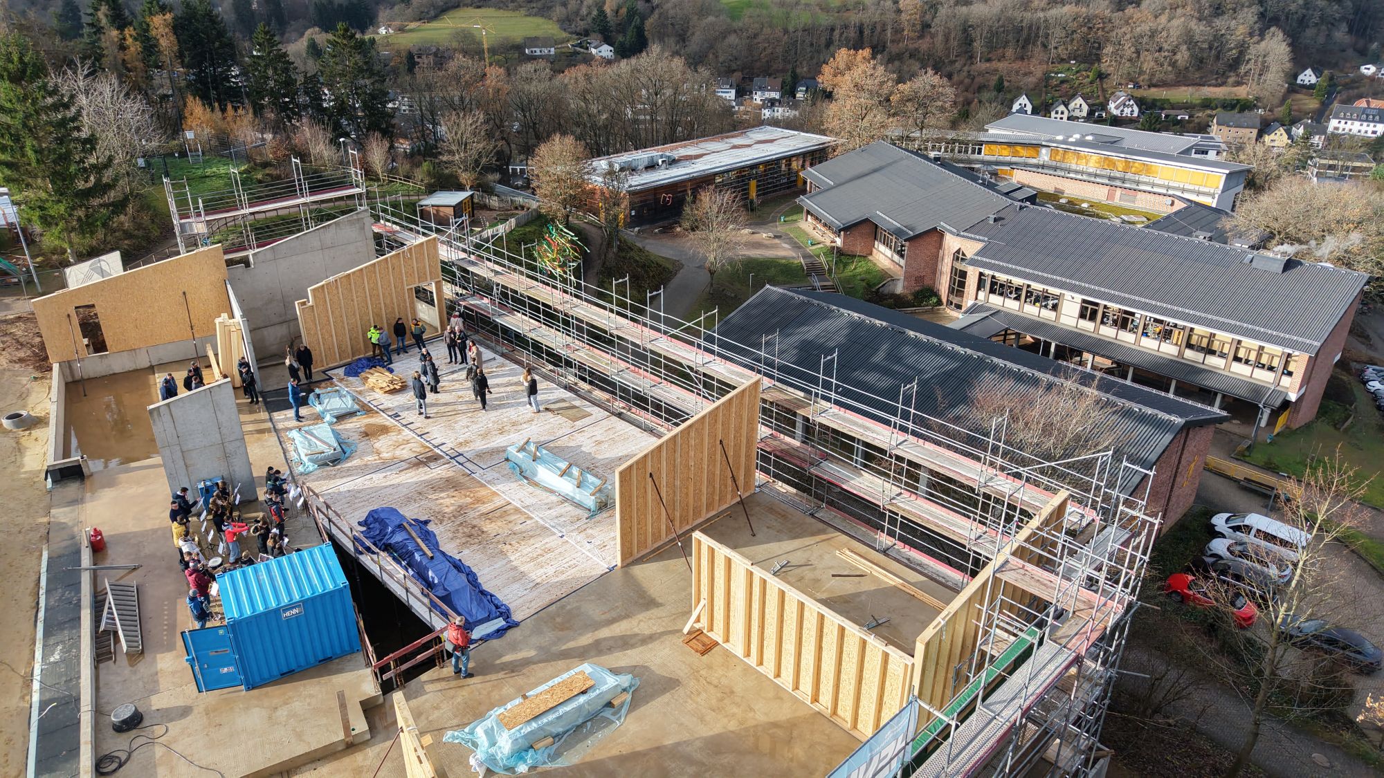 Unterhalb des Sportplatzes entsteht der Erweiterungsbau mit 1300 Quadratmetern Fläche für Klassenräume, aber auch Flächen für zeitgemäße Lernkonzepte. (c) Clara Fey Schule/Stephan Johnen
