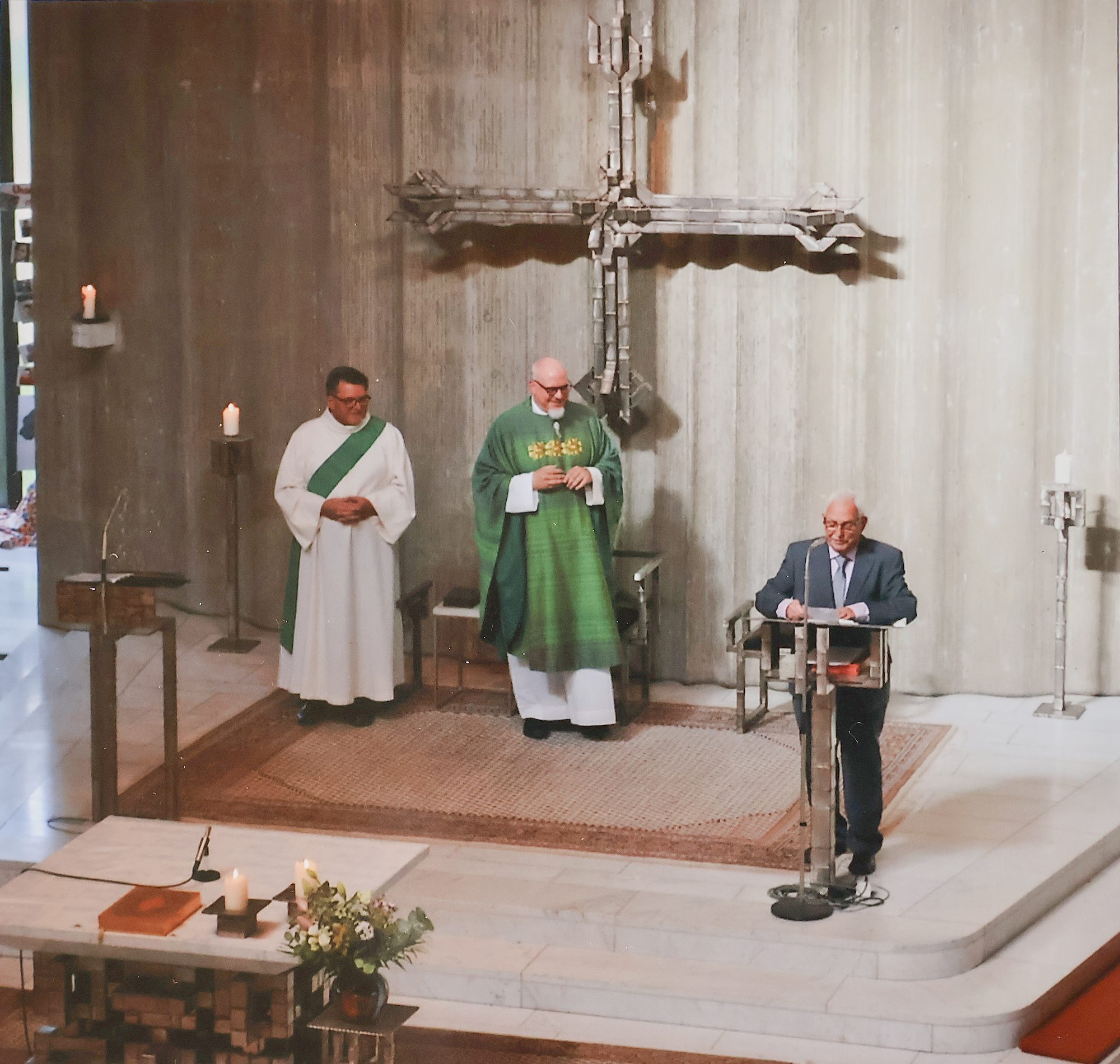 Pastor Michael Datené (Mitte) und Diakon Günter Schiffeler (l.) zelebrieren den Jubiläumsgottesdienst für Erwin Martinett. (c) privat