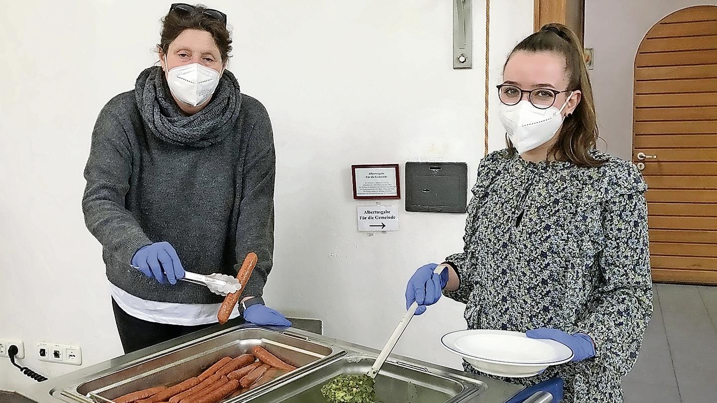 Gabi Lieven (l.) und Annika Bettag geben das Essen aus. Heute gibt es Grünkohl mit Mettwurst. (c) Garnet Manecke