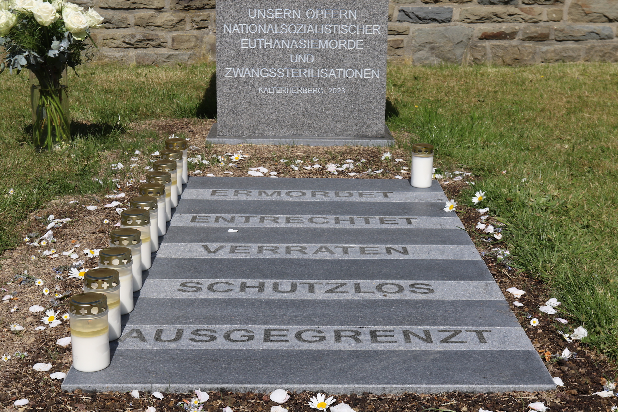 Die Stele erinnert an das Leid der Opfer von Euthanasie und Zwangssterilisation. (c) Stephan Johnen