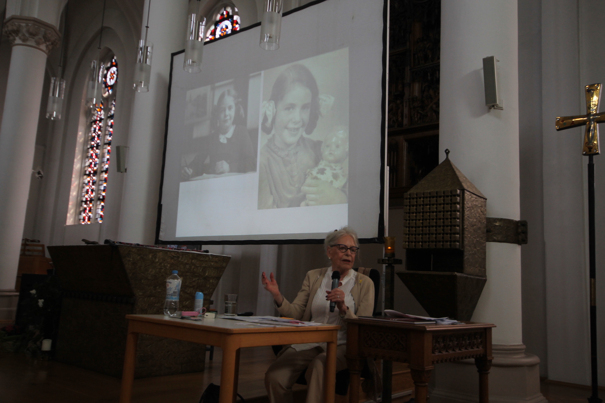 Eva Weyl ist 89 Jahre alt. Die Projektion im Hintergrund zeigt sie als Sechsjährige. (c) Kathrin Albrecht