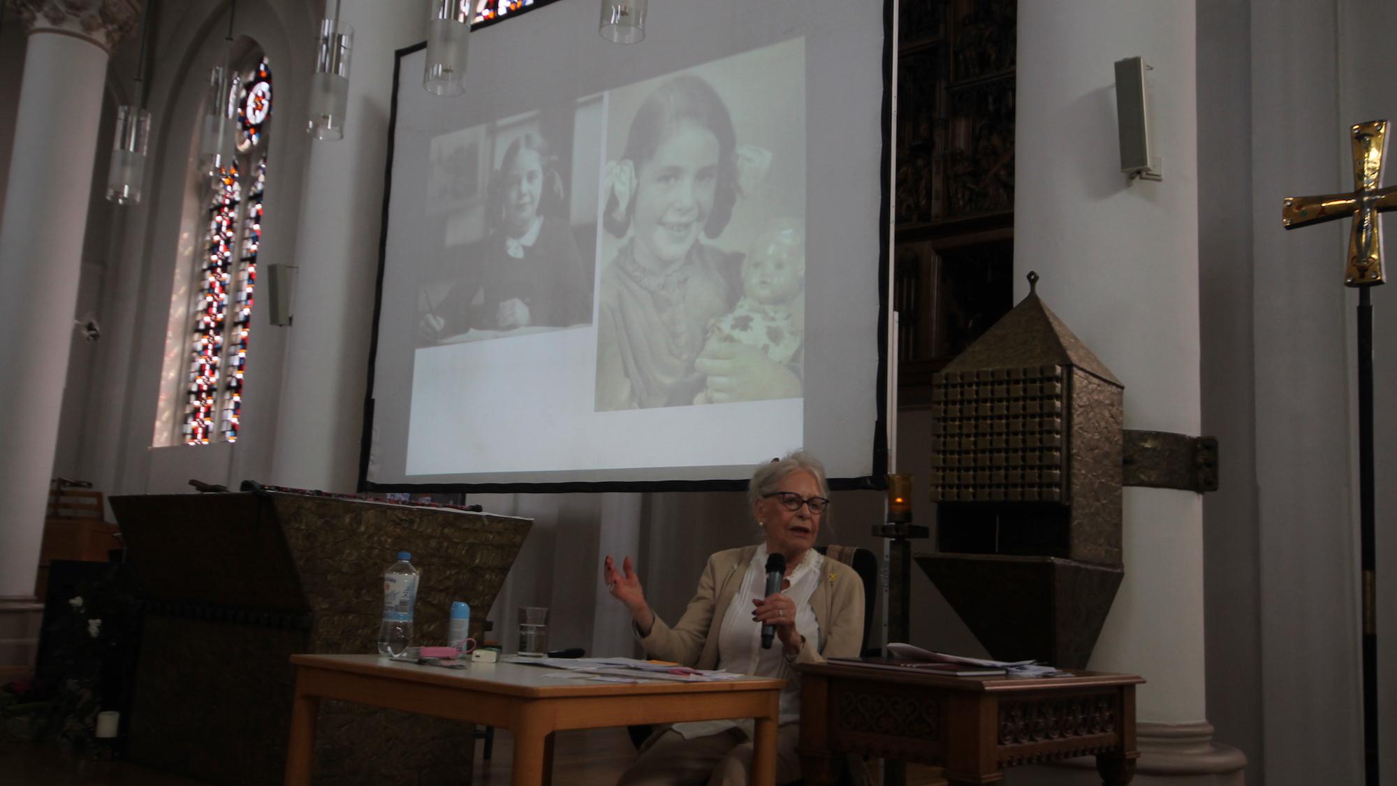 Eva Weyl ist 89 Jahre alt. Die Projektion im Hintergrund zeigt sie als Sechsjährige. (c) Kathrin Albrecht