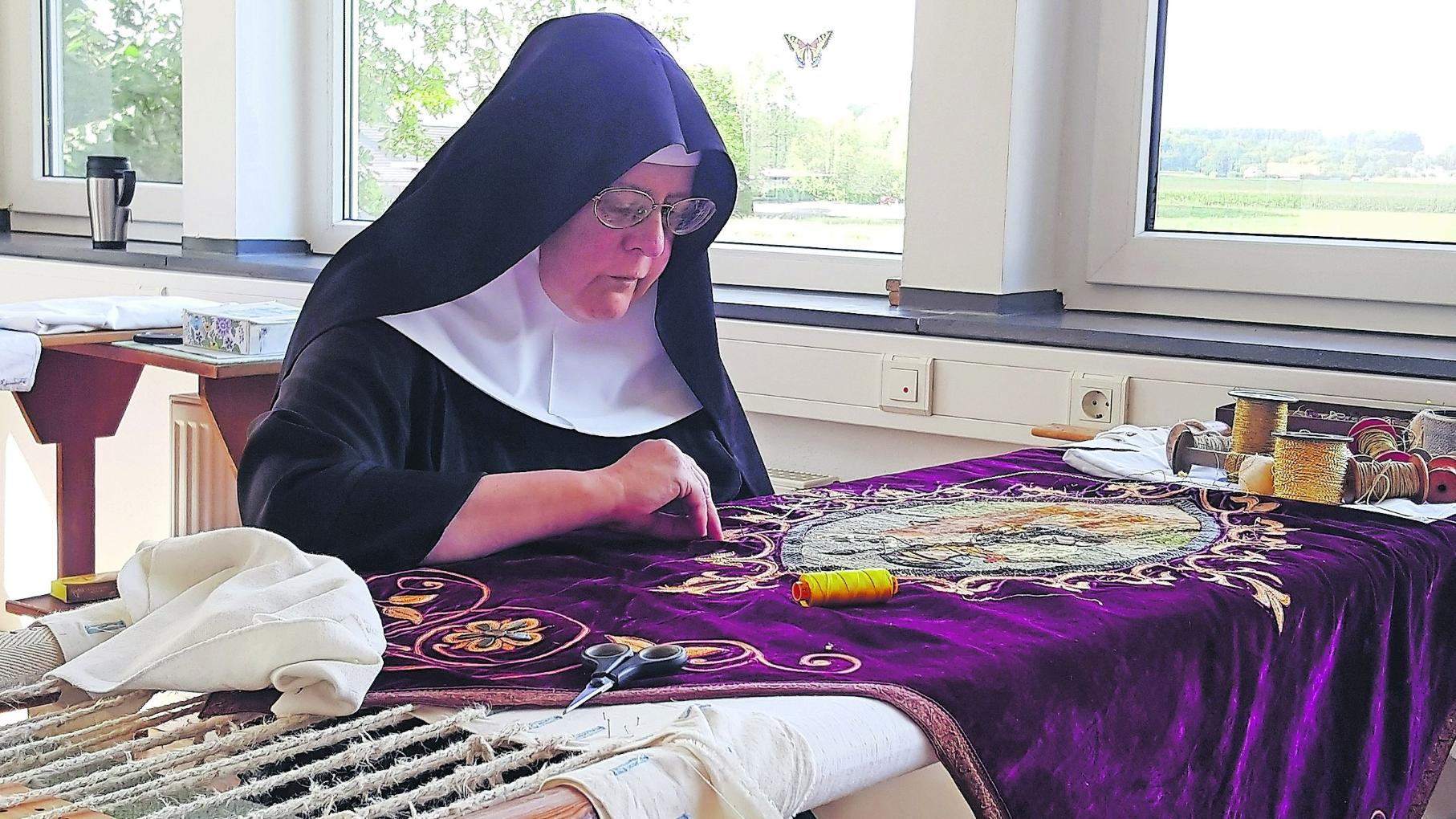 Schwester Petra begutachtet die Schäden an der Fahne und entscheidet dann über die Schritte bei der Aufbereitung. (c) Christoph Reiners