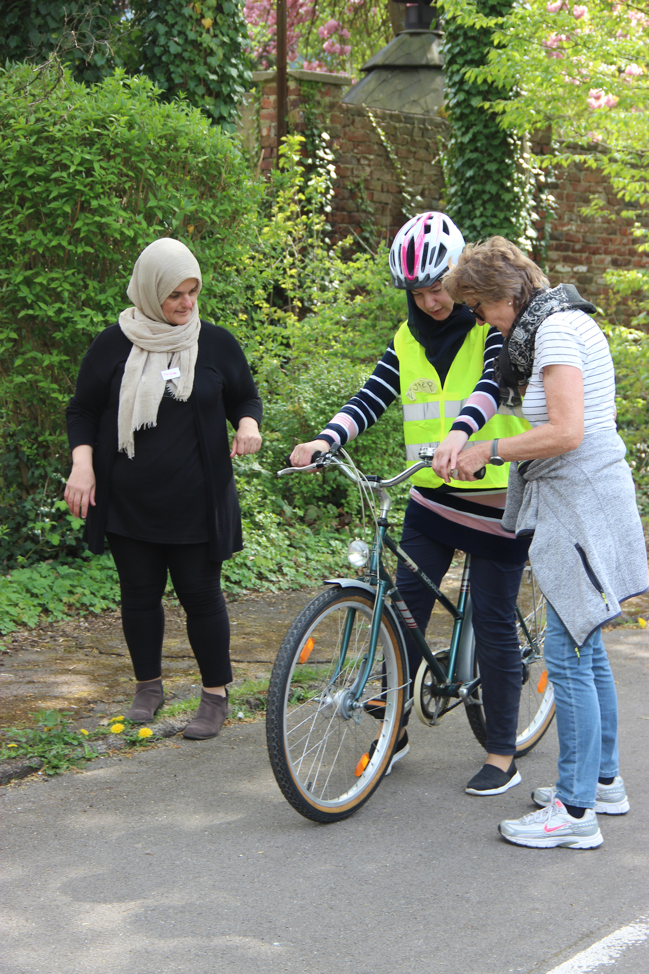 Wichtig ist für die Frauen, sich zunächst mit dem Fahrrad vertraut zu machen. (c) Andrea Thomas