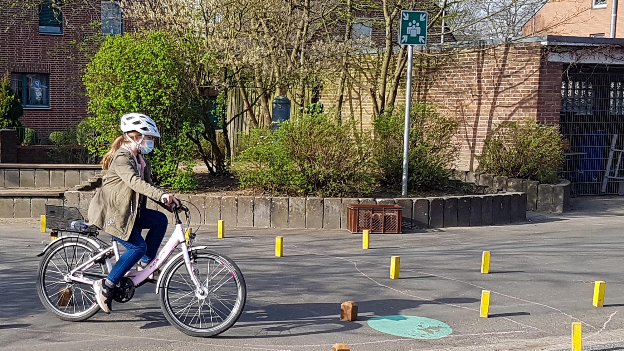 Üben für die Fahrradprüfung:  Das Radtraining gehörte zum Programm der Ferienakademie, die das neue Familiengrundschulzentrum im Mühlenfeld jetzt veranstaltete. (c) Caritas