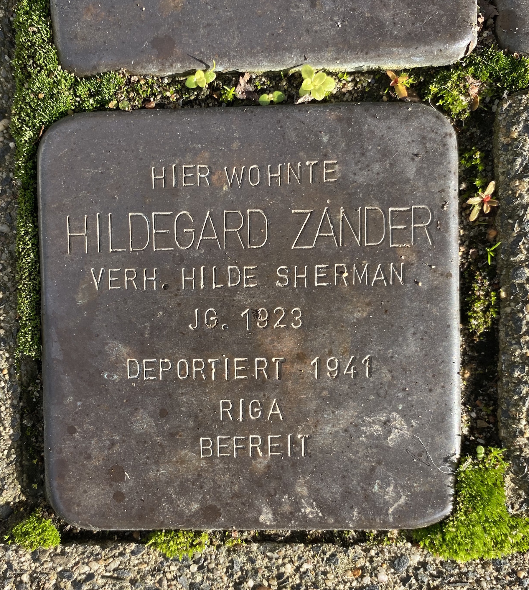 In Wickrathberg erinnern Stolpersteine an Hildegard Zander und ihre Familie. (c) Garnet Manecke