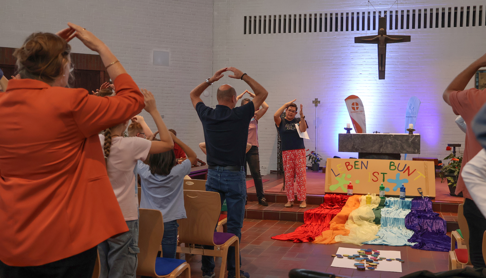 Nicht nur die Regenbogenfarben zeigen bereits: In diesem Gotteshaus ist vieles anders. (c) Dorothée Schenk