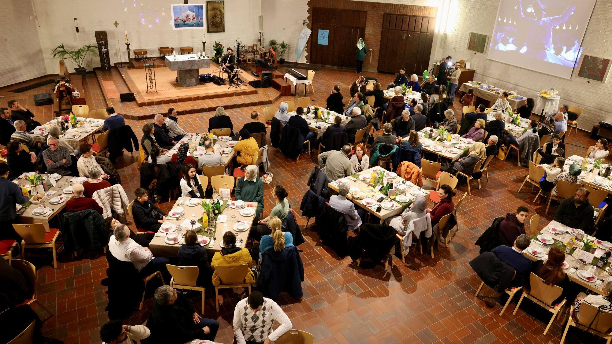 Mehr als 140 Menschen nahmen am Fastenbrechen teil.