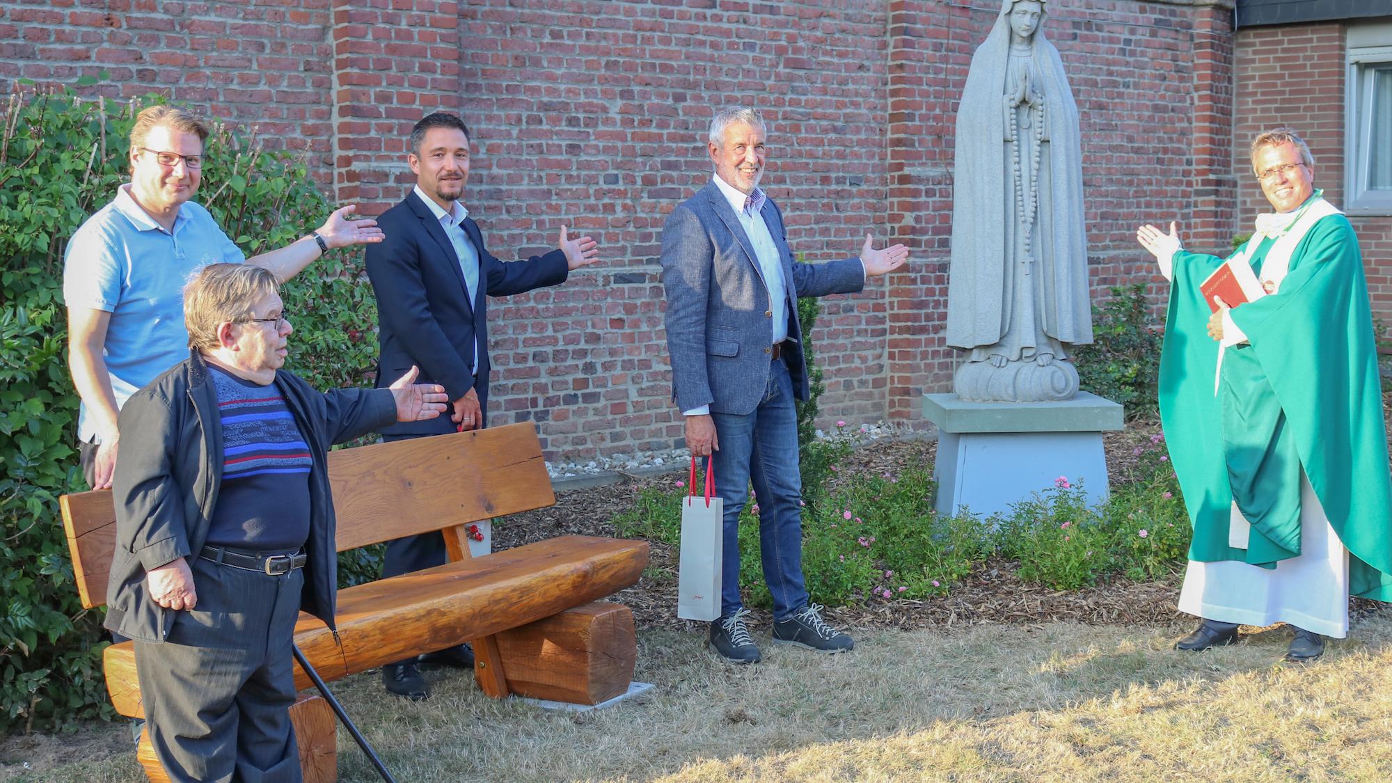 Nach der Aufstellung am neuen Ort segnete Propst Josef Wolff die Fatima-Statue ein. (c) Mira Otto