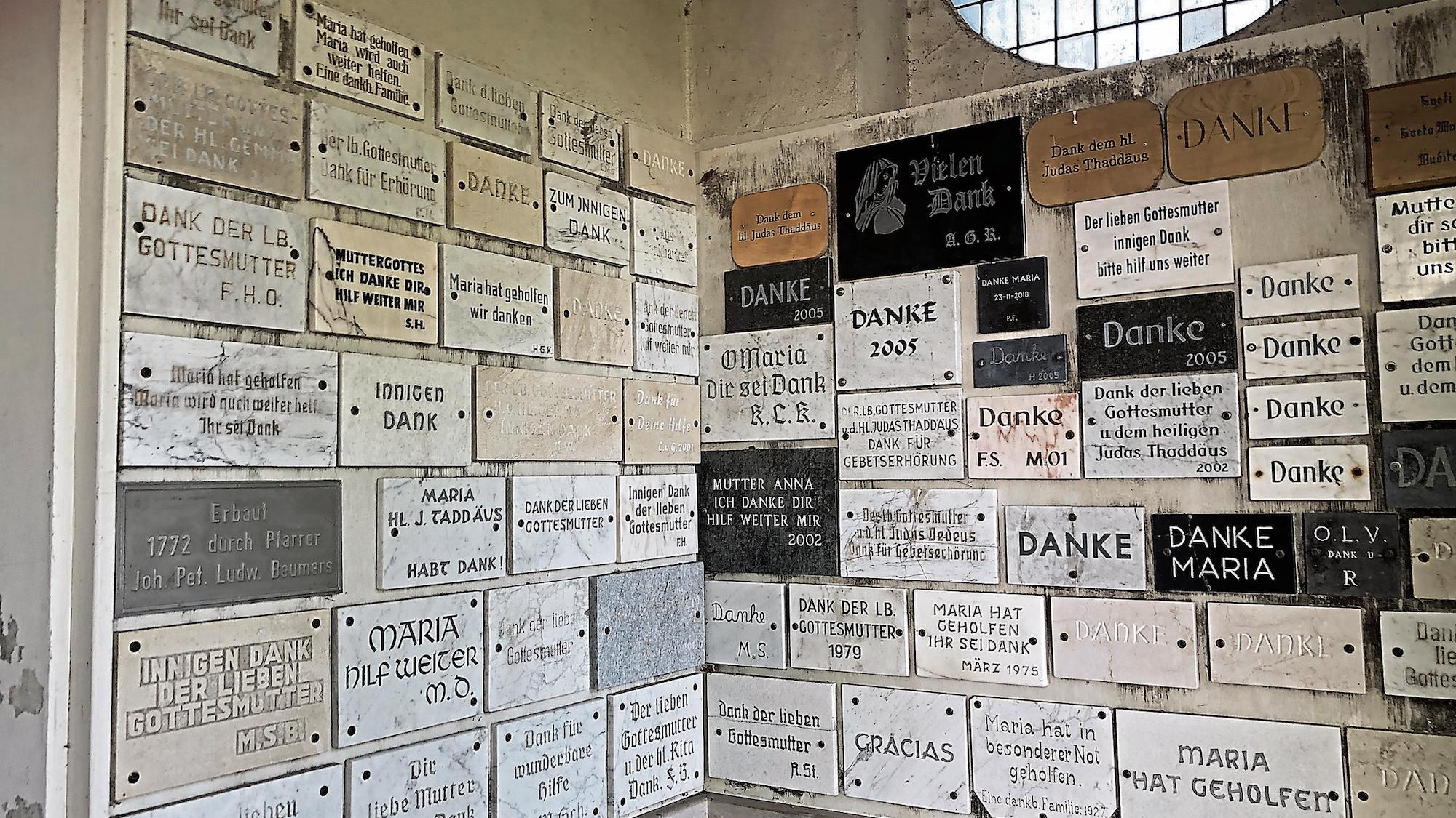 Die Votivtafeln in der Vorhalle und im Innern der Kapelle zeugen von der Dankbarkeit der Bittsteller. (c) Garnet Manecke