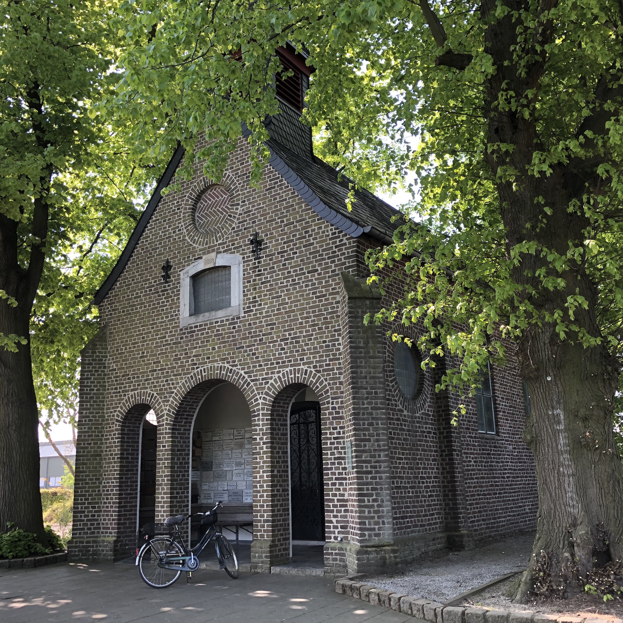 Einkehr am Wegesrand: In der Feldkapelle in Waldfeucht lassen die Gläubigen ihre Sorgen. (c) Garnet Manecke