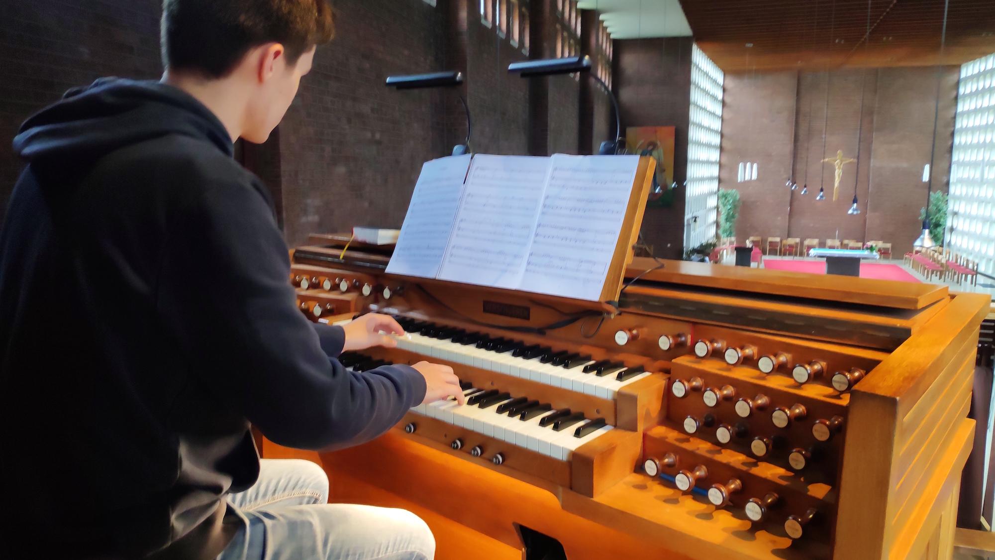 Kirche ohne Orgelmusik könne er sich nicht vorstellen, erzählt der  15-jährige Felix. (c) Ann-Katrin Roscheck