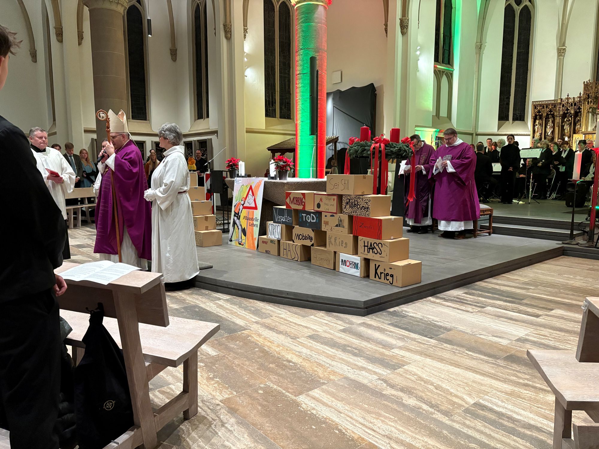 Für den Gottesdienst und ihre Beziehung zu Gott haben die Jugendlichen das Bild einer Baustelle gewählt. (c) Garnet Manecke