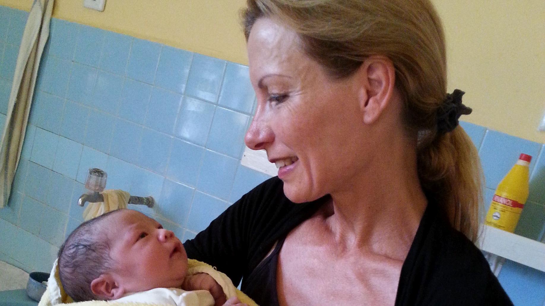 Ein besonderer Moment für Peri Wolff, sie darf eines der Neugeborenen im Arm halten. (c) peri Wolff/privat
