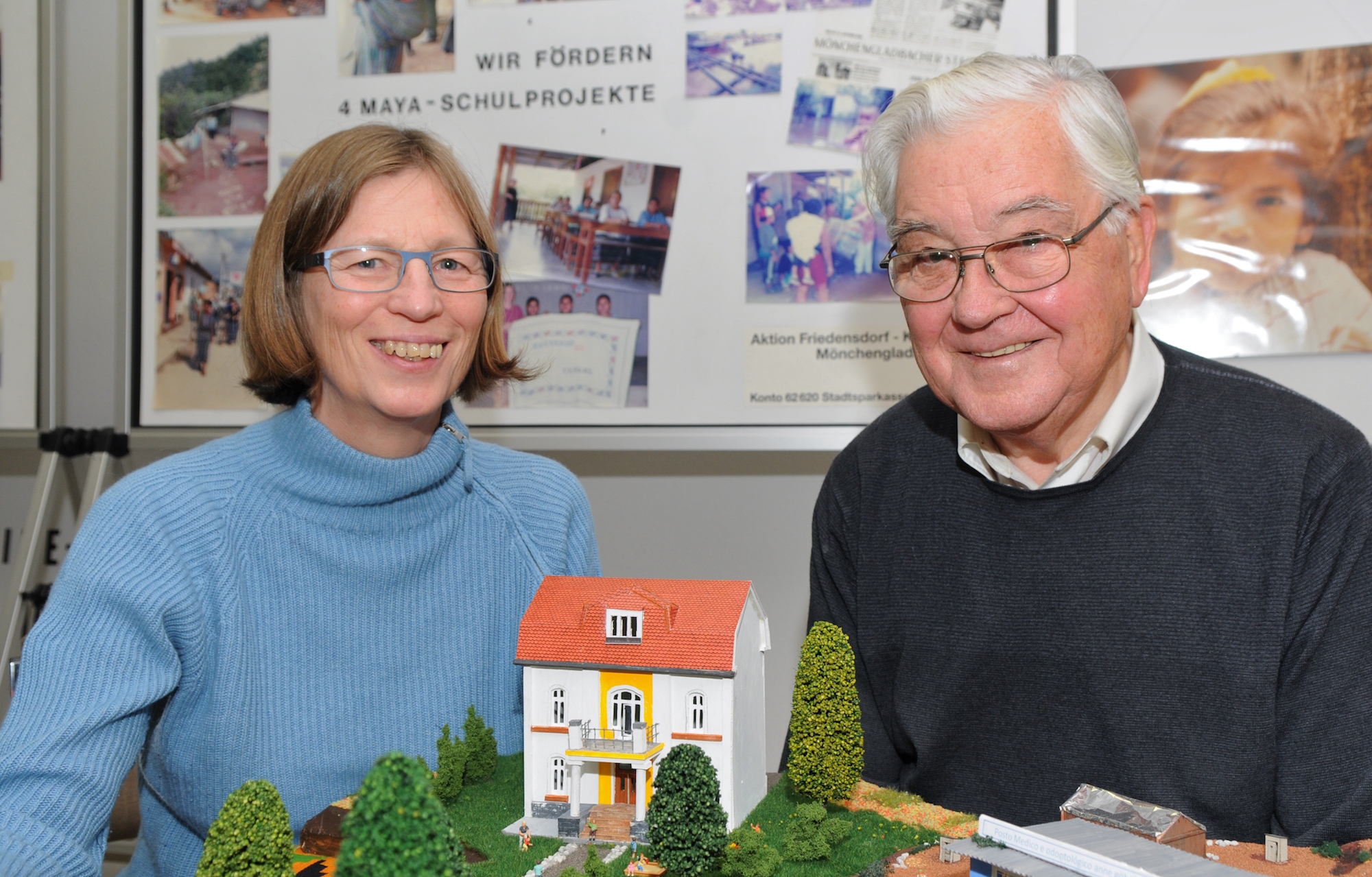Franziska Suffenplan-Göbels und Helmut Göbels mit einem Modell des Hauses, in dem alles begann: 1969 wurden Kinder aus Vietnam nach Mönchengladbach geholt, um ihre Kriegsverletzungen zu heilen. (c) Garnet Manecke