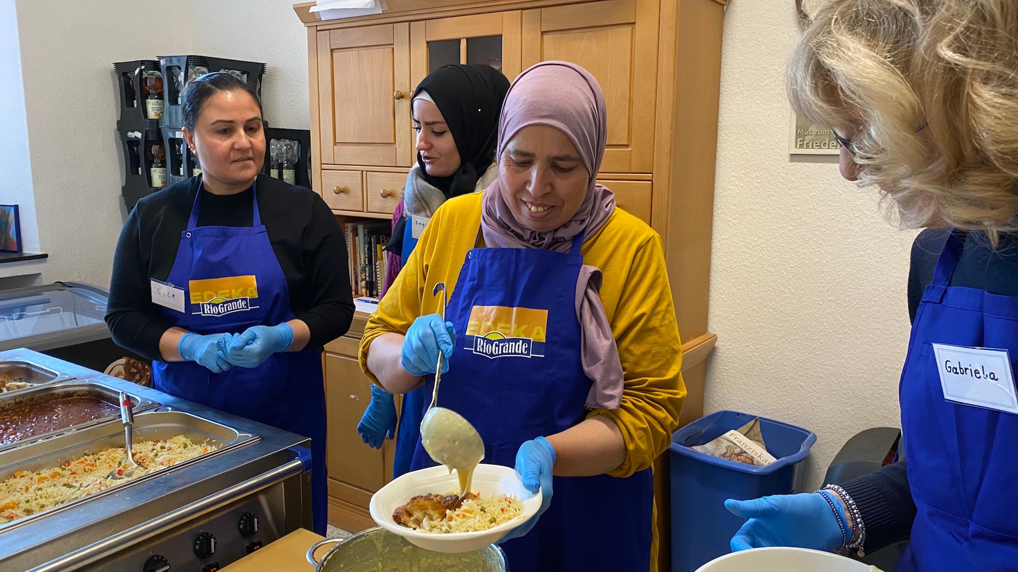 Cice, Fatima, Khadija und Gabriela (v. l.) arbeiten an der Essensausgabe Hand in Hand. Nur gemeinsam klappt es. (c) Garnet Manecke