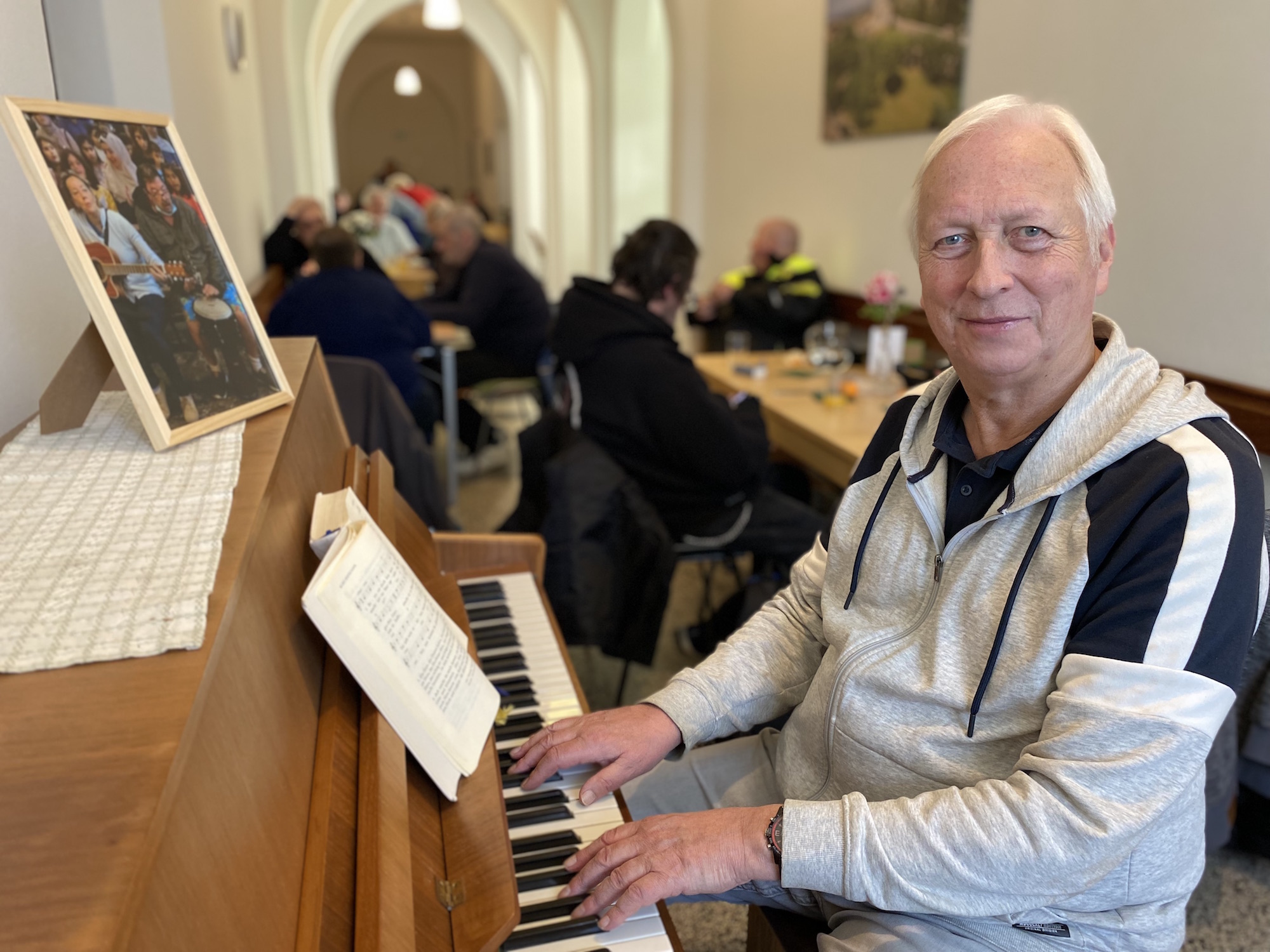 Andreas Müller ist gelernter Kirchenmusiker. Nach dem Essen setzt er sich ans Klavier und spielt. (c) Garnet Manecke