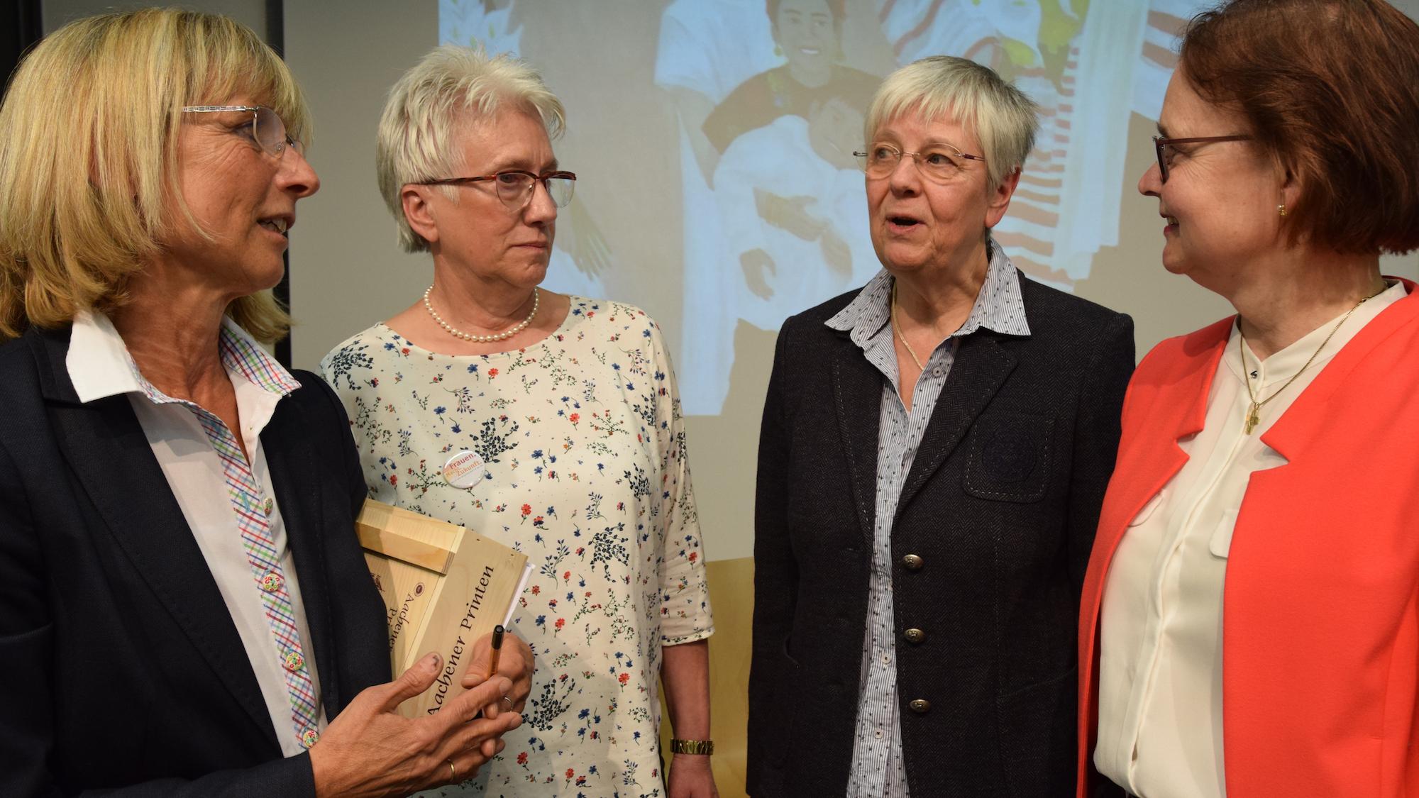 Respektvoll und auf Augenhöhe miteinander diskutiert: Marianne Genenger-Stricker, Monika Schmitz, Irmentraud Kobusch und Margit Eckholt (v. l.). (c) Thomas Hohenschue