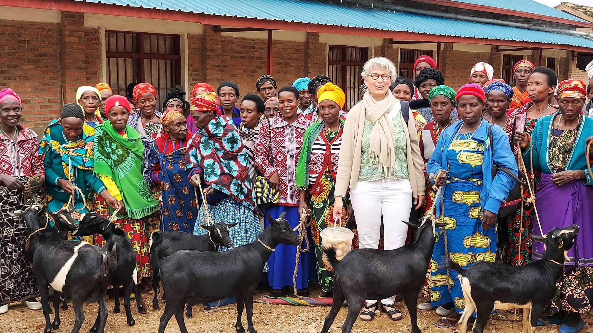 Präsidentin Margret Dieckmann-Nardmann zu Besuch in Ruanda. Die Arbeit lebt von den engen Kontakten zu den Frauen vor Ort. (c) Frauenmissionswerk